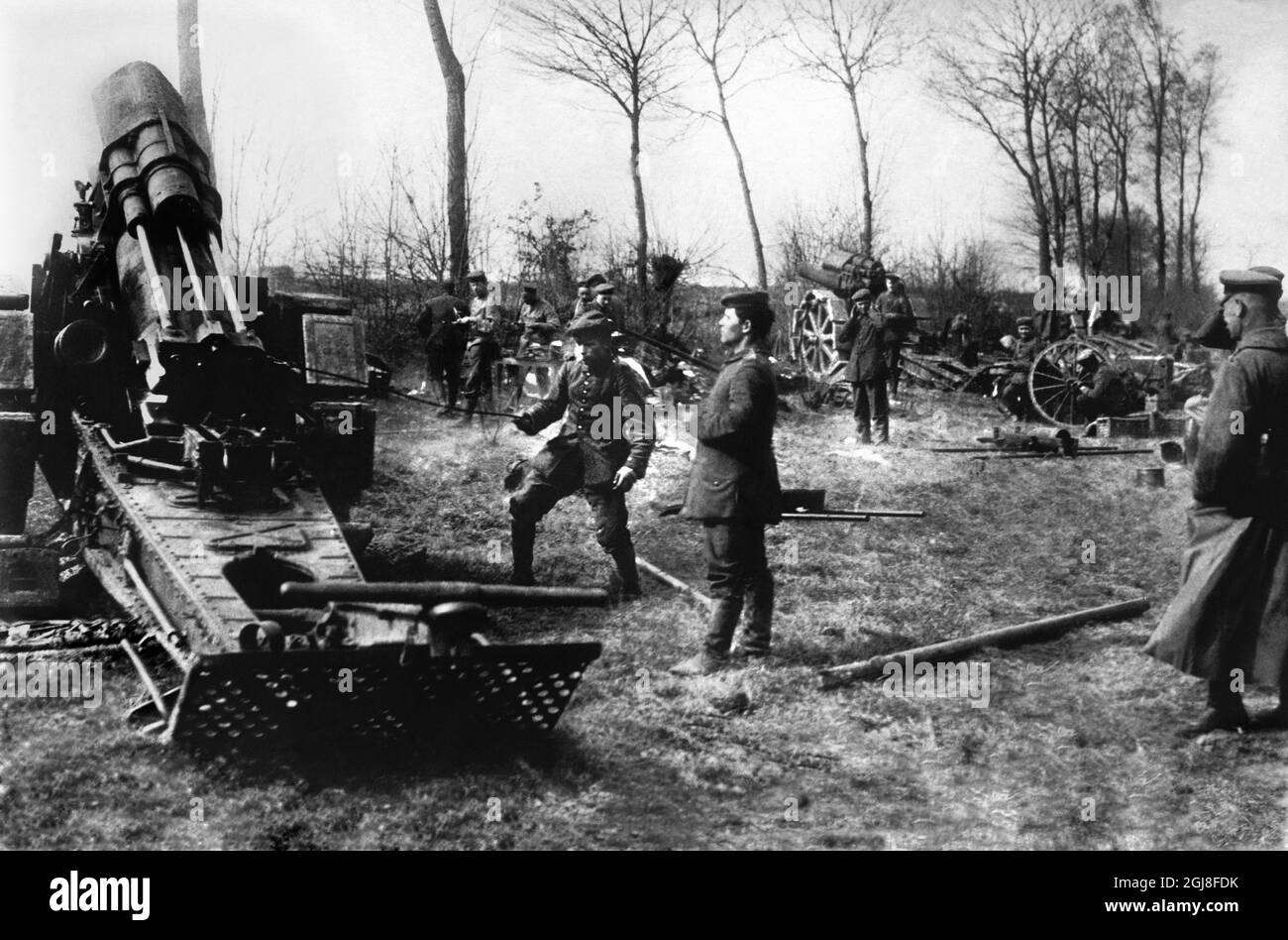 DATEI 1914-1918. Bild aus dem Ersten Weltkrieg. Eine Batterie deutsche 21 cm Mörser unter Feuer außerhalb Nesle an der Westfront. *** Bild fran forsta varldskreget. ETT batteri tyska 21 cm Morsare under eldgivning framfor Nesle vid vastfronten. Foto:Scanpix Historical/ Kod:1900 Scanpix SCHWEDEN Stockfoto DATEI 1914-1918. Bild aus dem Ersten Weltkrieg. Eine Batterie deutsche 21 cm Mörser unter Feuer außerhalb Nesle an der Westfront. *** Bild fran forsta varldskreget. ETT batteri tyska 21 cm Morsare under eldgivning framfor Nesle vid vastfronten. Foto:Scanpix Historical/ Kod:1900 Scanpix SCHWEDEN Stockfoto