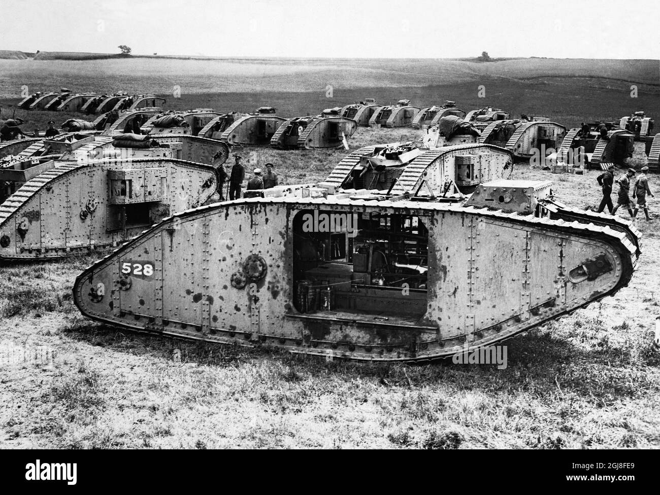 DATEI 1914-1918. Bild aus dem Ersten Weltkrieg. Britische Panzer an der Westfront in Frankreich. Bild fran forsta varldskreget. Engelska stridsvagnar vid vastfronten i Frankrike. Foto:Scanpix Historical/ Kod:1900 Scanpix SCHWEDEN Stockfoto DATEI 1914-1918. Bild aus dem Ersten Weltkrieg. Britische Panzer an der Westfront in Frankreich. Bild fran forsta varldskreget. Engelska stridsvagnar vid vastfronten i Frankrike. Foto:Scanpix Historical/ Kod:1900 Scanpix SCHWEDEN Stockfoto