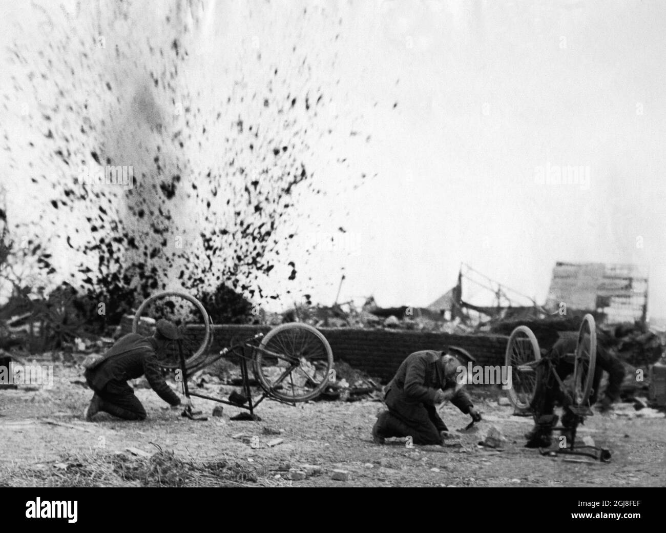 DATEI erster Weltkrieg an der Westfront steht das Fahrrad unter Beschuss. Cykel ordonnanser unter beskjutning pa vastfronten. Foto:Scanpix Historical/ Kod:1900 Scanpix SCHWEDEN Stockfoto DATEI erster Weltkrieg an der Westfront steht das Fahrrad unter Beschuss. Cykel ordonnanser unter beskjutning pa vastfronten. Foto:Scanpix Historical/ Kod:1900 Scanpix SCHWEDEN Stockfoto