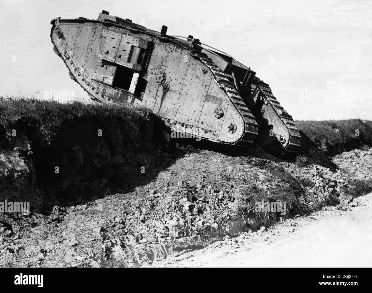 DATEI 1914-1918. Bild aus dem Ersten Weltkrieg. Britischer Panzer an der Westfront in Frankreich. Bild fran forsta varldskreget. Engelsk stridsvagn vid vastfronten i Frankrike. Foto:Scanpix Historical/ Kod:1900 Scanpix SCHWEDEN Stockfoto DATEI 1914-1918. Bild aus dem Ersten Weltkrieg. Britischer Panzer an der Westfront in Frankreich. Bild fran forsta varldskreget. Engelsk stridsvagn vid vastfronten i Frankrike. Foto:Scanpix Historical/ Kod:1900 Scanpix SCHWEDEN Stockfoto