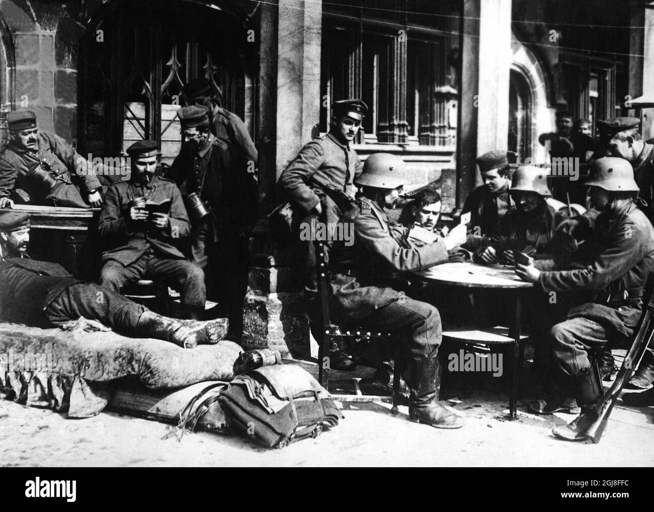 DATEI 1914-1918. Bild aus dem Ersten Weltkrieg. Deutsche Soldaten ruhen am Platz vor dem Rathaus in Saint Quentin in Nordfrankreich. Die Kämpfe in Saint Quentin wurden als „große Durchbruchschlacht“ bezeichnet. *** Bild fran forsta varldskreget. Tyska Soldater rastar pa torget utanfor radhuset i Saint Quentin i norra Frankrike. Striderna vid Saint Quentin har kallats 'et stora genombrottslaget'. Foto:Scanpix Historical/ Kod:1900 Scanpix SCHWEDEN Stockfoto DATEI 1914-1918. Bild aus dem Ersten Weltkrieg. Deutsche Soldaten ruhen am Platz vor dem Rathaus in Saint Quentin in Nordfrankreich. Die Kämpfe in Saint Quentin wurden als „große Durchbruchschlacht“ bezeichnet. *** Bild fran forsta varldskreget. Tyska Soldater rastar pa torget utanfor radhuset i Saint Quentin i norra Frankrike. Striderna vid Saint Quentin har kallats 'et stora genombrottslaget'. Foto:Scanpix Historical/ Kod:1900 Scanpix SCHWEDEN Stockfoto