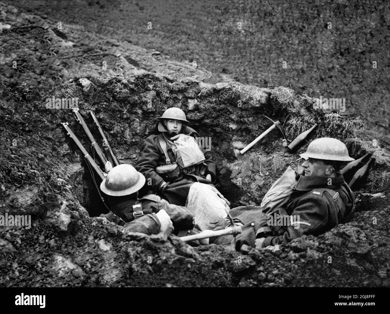 DATEI 1914-1918. Bild aus dem Ersten Weltkrieg. Englische Soldaten in einem Schellloch auf einem gepflügten Feld. Bild fran forsta varldskreget. Engelska soldater vantar i ett granathal i en plogad aker. Foto: Scanpix Historical/ Kod:1900 Scanpix SCHWEDEN Stockfoto DATEI 1914-1918. Bild aus dem Ersten Weltkrieg. Englische Soldaten in einem Schellloch auf einem gepflügten Feld. Bild fran forsta varldskreget. Engelska soldater vantar i ett granathal i en plogad aker. Foto: Scanpix Historical/ Kod:1900 Scanpix SCHWEDEN Stockfoto