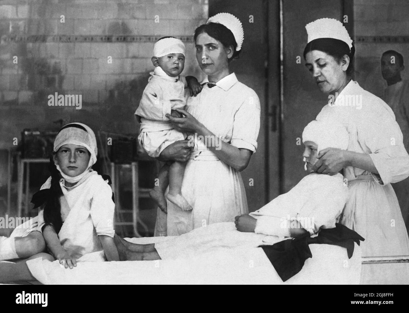 DATEI 1914-1918. Bild aus dem Ersten Weltkrieg. Krankenschwestern, die sich im Kinderkrankenhaus in Frankfurt am Main um verwundete Kinder kümmern, wurden von der französischen Luftwaffe bombardiert. Bild fran forsta varldskreget. Franska flygangreppet mot den obefasta staden Frankfurt am Main forstorde i huvudsakligen reservlasarettet med barnsjukhuset. Bilden visar sarade Scheune och sjukskoterskor. Foto:Scanpix Historical Kod:1900 Scanpix SCHWEDEN Stockfoto