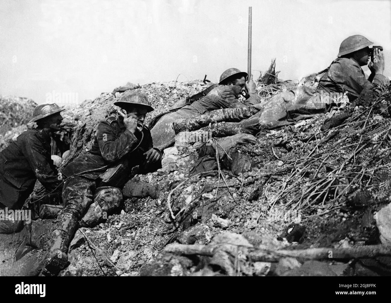 DATEI 1914-1918. Bild aus dem Ersten Weltkrieg. Britische Soldaten beobachten das Ergebnis des Batteriefeuers. *** Bild fran forsta varldskreget. Engelska soldater gor observationer om traffresultat och vidarebefordrar observationerna till de bakomliggande batteritrupperna. Foto:Scanpix Historical/ Kod:1900 Scanpix SCHWEDEN Stockfoto DATEI 1914-1918. Bild aus dem Ersten Weltkrieg. Britische Soldaten beobachten das Ergebnis des Batteriefeuers. *** Bild fran forsta varldskreget. Engelska soldater gor observationer om traffresultat och vidarebefordrar observationerna till de bakomliggande batteritrupperna. Foto:Scanpix Historical/ Kod:1900 Scanpix SCHWEDEN Stockfoto