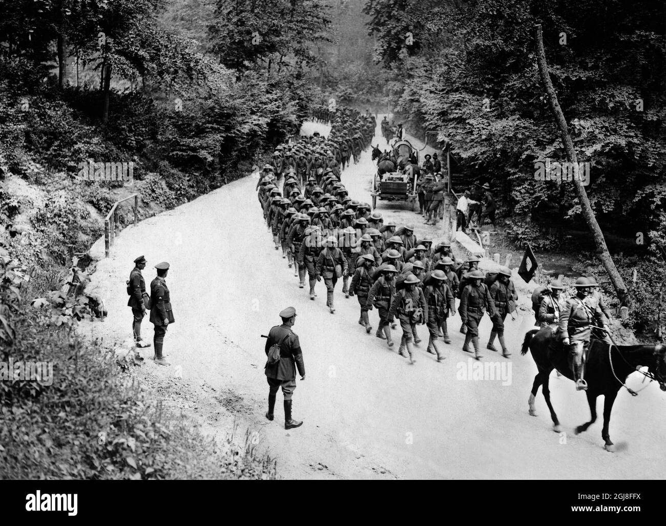 DATEI 1914-1918. Erster Weltkrieg. Eine amerikanische Truppe marschiert an einem britischen General vorbei. *** Bild fran forsta varldskreget. En amerikansk trupp marscherar forbi en britisk General. Foto:Scanpix Historical/ Kod:1900 Scanpix SCHWEDEN Stockfoto