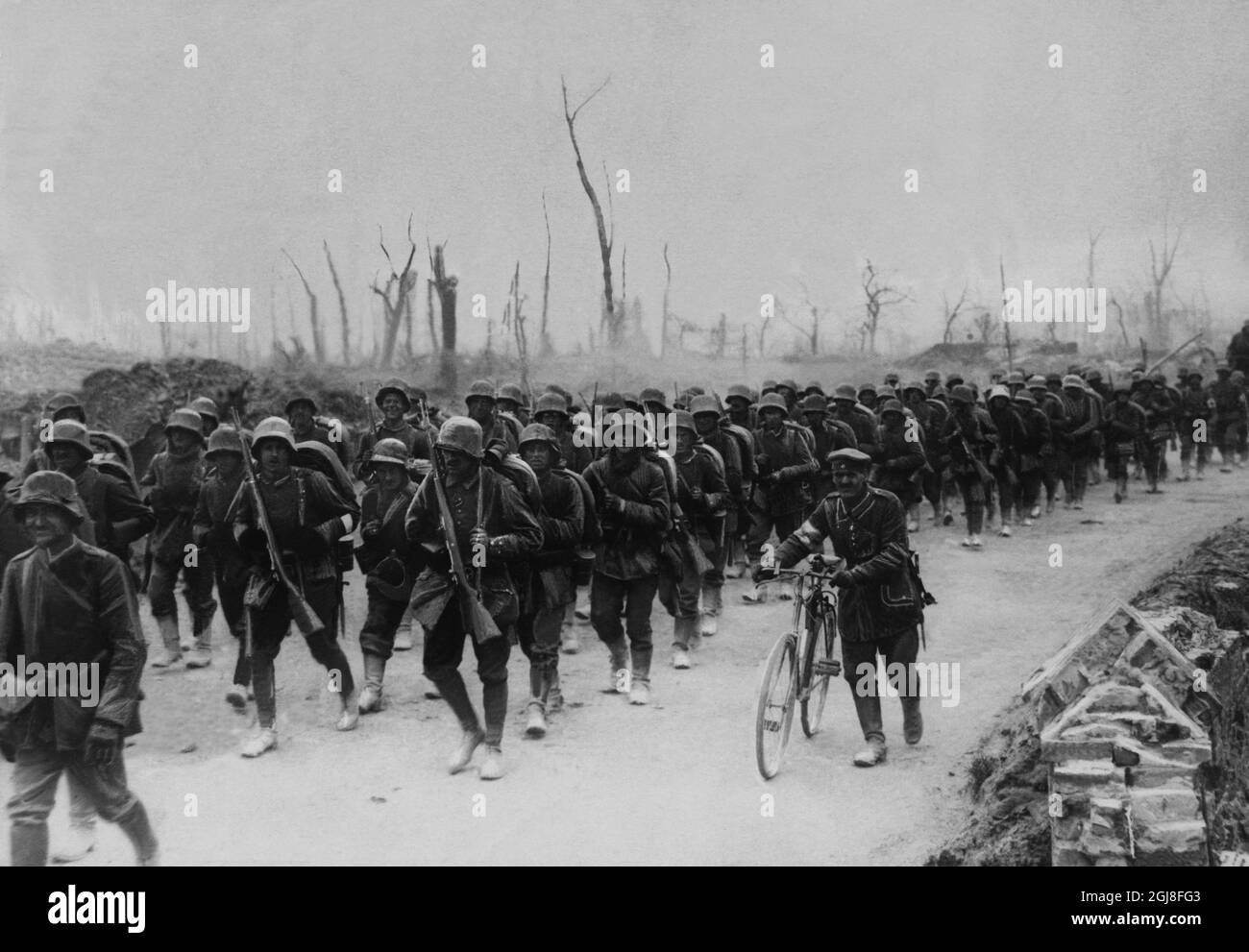 DATEI 1914-1918. Erster Weltkrieg deutsche Truppen, die in Richtung Albert in Frankreich vorrückten. Bild fran forsta varldskreget. Tyska trapper pa frammarsch mot Albert i Frankrike. Foto:Scanpix Historical/ Kod:1900 Scanpix SCHWEDEN Stockfoto DATEI 1914-1918. Erster Weltkrieg deutsche Truppen, die in Richtung Albert in Frankreich vorrückten. Bild fran forsta varldskreget. Tyska trapper pa frammarsch mot Albert i Frankrike. Foto:Scanpix Historical/ Kod:1900 Scanpix SCHWEDEN Stockfoto