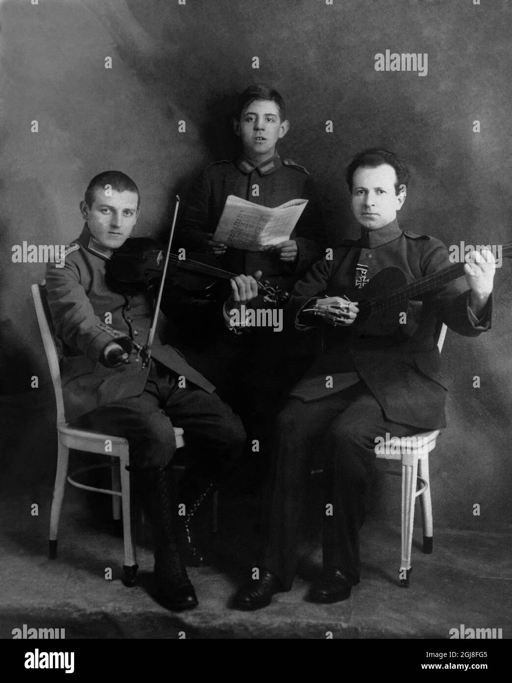 DATEI 1914-1918. Bild aus dem Ersten Weltkrieg. Behinderte deutsche Soldaten üben für ein Konzert in Berlin. Bild fran forsta varldskreget. Tyska invalidiserade soldater ovar infor en konsert i Blüthnersalen i Berlin. Foto:Scanpix Historical/ Kod:1900 Scanpix SCHWEDEN Stockfoto DATEI 1914-1918. Bild aus dem Ersten Weltkrieg. Behinderte deutsche Soldaten üben für ein Konzert in Berlin. Bild fran forsta varldskreget. Tyska invalidiserade soldater ovar infor en konsert i Blüthnersalen i Berlin. Foto:Scanpix Historical/ Kod:1900 Scanpix SCHWEDEN Stockfoto