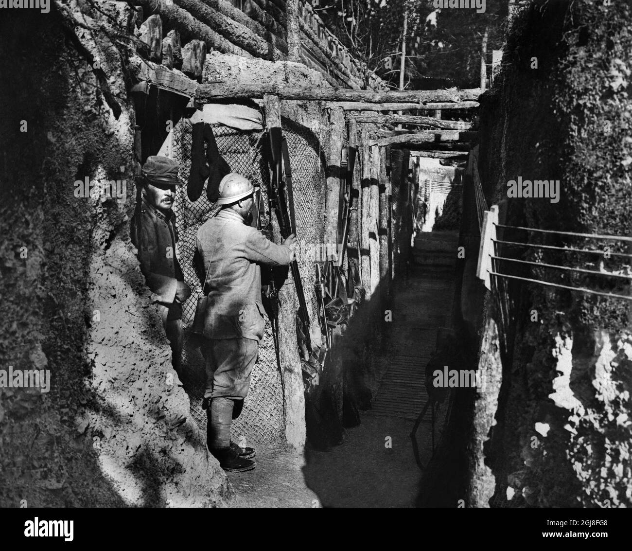 DATEI 1914-1918. Bild aus dem Ersten Weltkrieg. Soldat in einem französischen Graben. Bild fran forsta varldskreget. Soldat i lopgrav vid franska fronten. Foto:Scanpix Historical/ Kod:1900 Scanpix SCHWEDEN Stockfoto DATEI 1914-1918. Bild aus dem Ersten Weltkrieg. Soldat in einem französischen Graben. Bild fran forsta varldskreget. Soldat i lopgrav vid franska fronten. Foto:Scanpix Historical/ Kod:1900 Scanpix SCHWEDEN Stockfoto