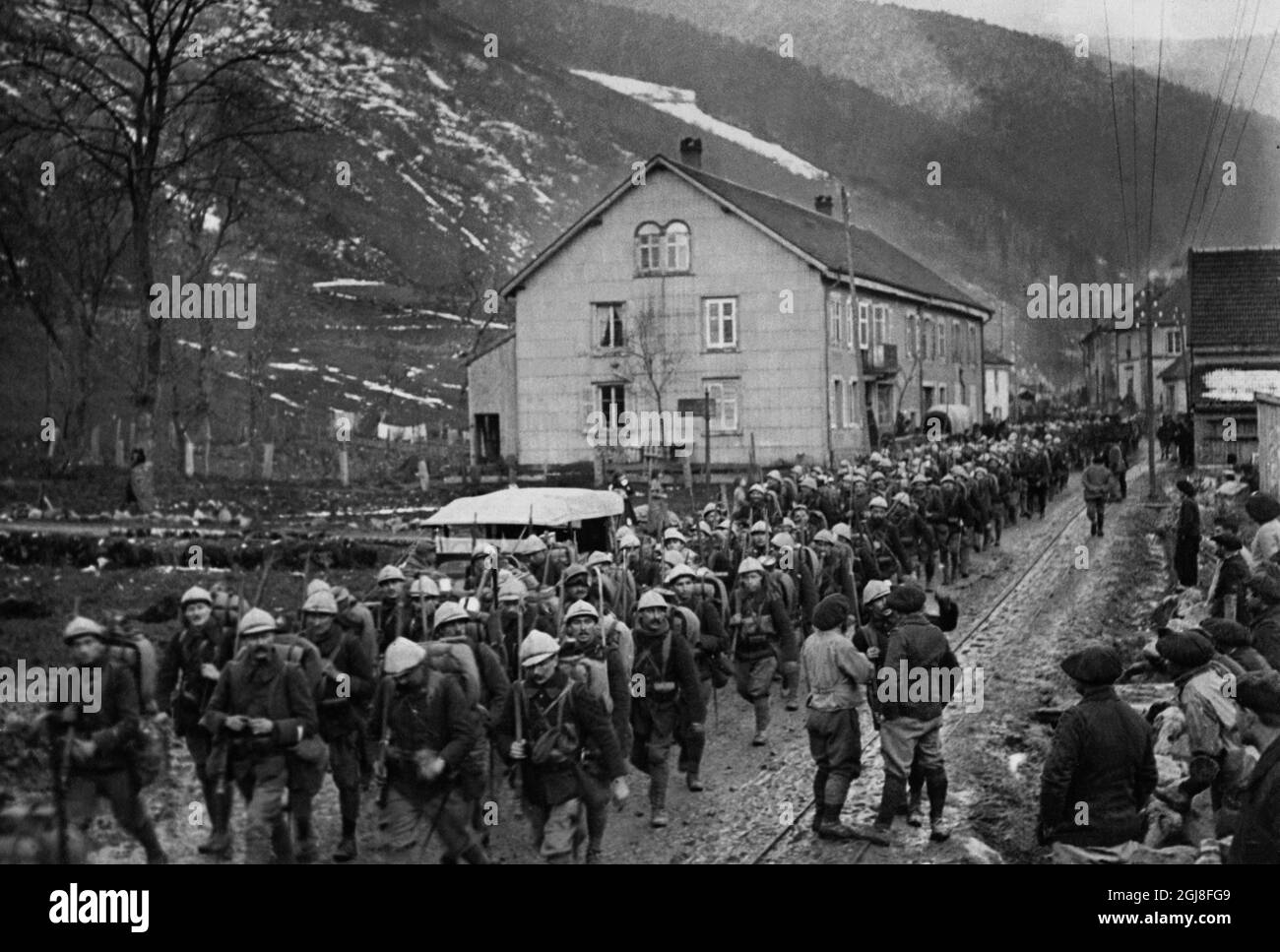 DATEI 1914-1918. Erster Weltkrieg. Französische Soldaten in den Vogesen auf dem Weg zu den Schützengräben. *** Bild fran forsta varldskreget. Franska alpjagare i Vogeserna pa vag till skyttegravarna. Foto:Scanpix Historical/ Kod:1900 Scanpix SCHWEDEN Stockfoto DATEI 1914-1918. Erster Weltkrieg. Französische Soldaten in den Vogesen auf dem Weg zu den Schützengräben. *** Bild fran forsta varldskreget. Franska alpjagare i Vogeserna pa vag till skyttegravarna. Foto:Scanpix Historical/ Kod:1900 Scanpix SCHWEDEN Stockfoto