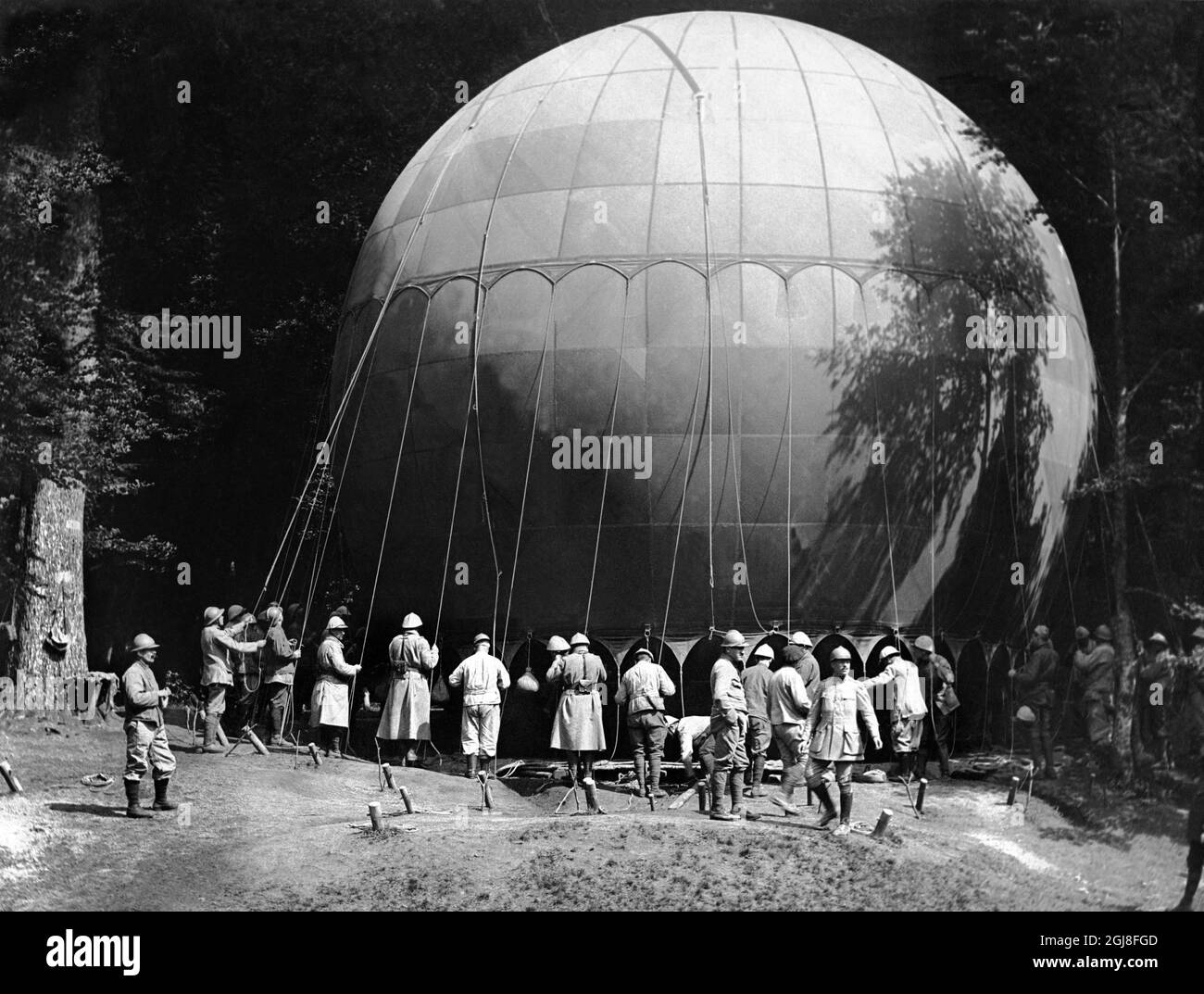 DATEI 1914-1918. Bild aus dem Ersten Weltkrieg. Luftkrieg. Ein Heißluftballon ist im Begriff, abzuheben. *** Bild fran forsta varldskreget. Luftkriget. Luftballong pa vag att lyfta. Foto:Scanpix Historical/ Kod:1900 Scanpix SCHWEDEN Stockfoto DATEI 1914-1918. Bild aus dem Ersten Weltkrieg. Luftkrieg. Ein Heißluftballon ist im Begriff, abzuheben. *** Bild fran forsta varldskreget. Luftkriget. Luftballong pa vag att lyfta. Foto:Scanpix Historical/ Kod:1900 Scanpix SCHWEDEN Stockfoto