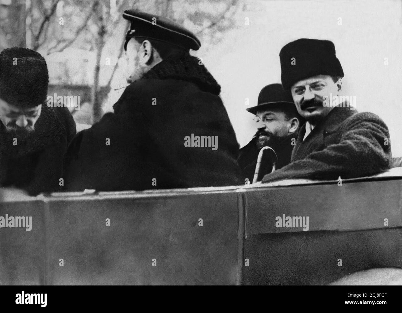 DATEI 1918. Erster Weltkrieg der russische Politiker Lew Trotzki auf dem Weg zu Friedensgesprächen in Brest-Litowsk. Bild fran forsta varldskreget. Ryske politikern Lev Trotskij pa vag bis fredsforhandlingarna i Brest-Litowsk. Foto:Scanpix Historical/ Kod:1900 Scanpix SCHWEDEN Stockfoto DATEI 1918. Erster Weltkrieg der russische Politiker Lew Trotzki auf dem Weg zu Friedensgesprächen in Brest-Litowsk. Bild fran forsta varldskreget. Ryske politikern Lev Trotskij pa vag bis fredsforhandlingarna i Brest-Litowsk. Foto:Scanpix Historical/ Kod:1900 Scanpix SCHWEDEN Stockfoto