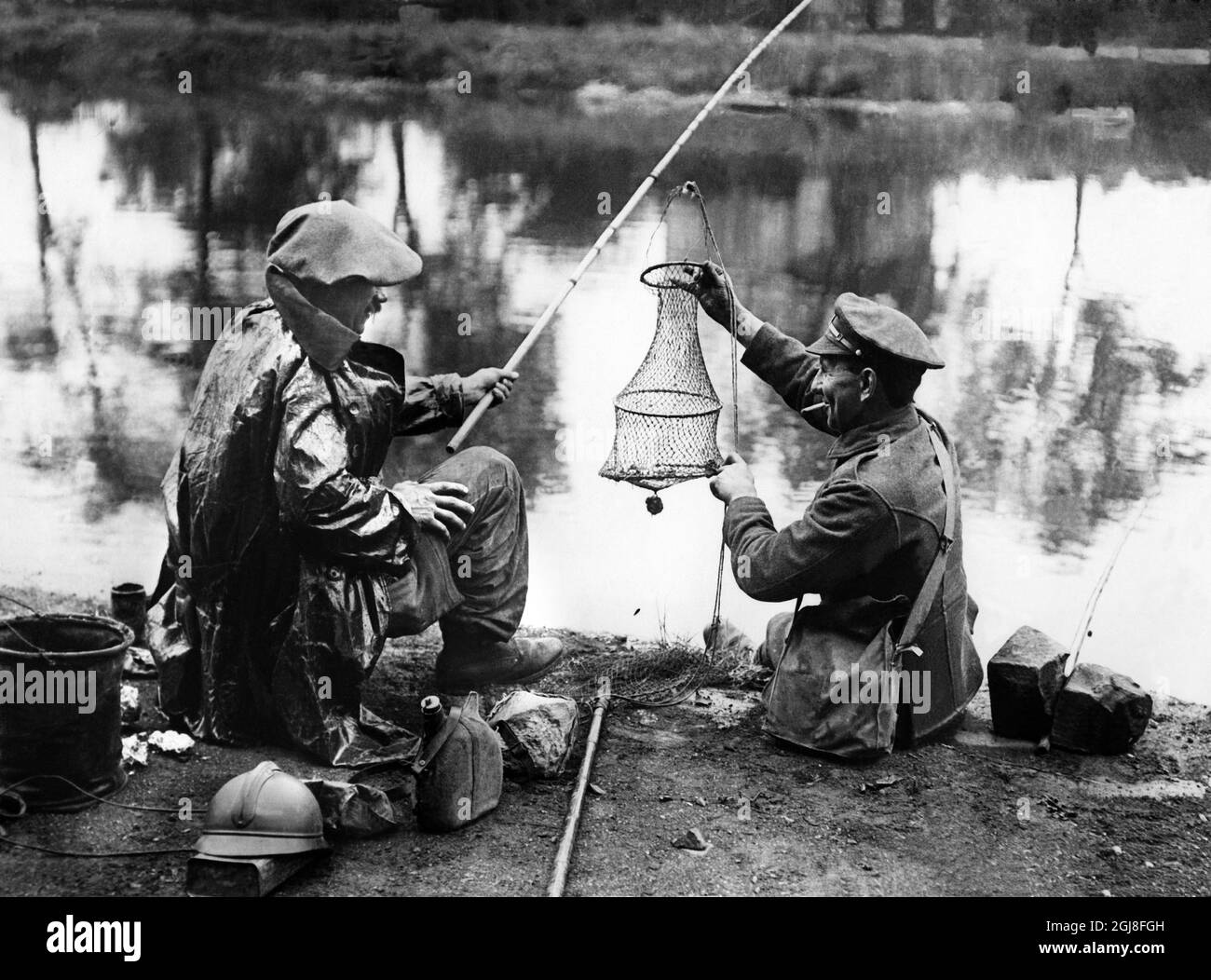DATEI 1914-1918. Bild aus dem Ersten Weltkrieg. Zwei Soldaten, ein Franzose und ein Engländer, haben eine Pause vom Krieg genommen und einen Moment des Fischens im Fluss genossen. Die Front ist nicht weit entfernt, fühlt sich aber in diesem Moment recht weit entfernt. ** Bild fran forsta varldskreget. TVA Soldater, en fransman och en engelsman har tagit en paus fran kriget och agnar SIG at en stunds fiskafange vid an. Fronten ligger inte lange bort men kanns i denna stund ganska avlagsen. Foto:Scanpix Historical/ Kod:1900 Scanpix SCHWEDEN Stockfoto DATEI 1914-1918. Bild aus dem Ersten Weltkrieg. Zwei Soldaten, ein Franzose und ein Engländer, haben eine Pause vom Krieg genommen und einen Moment des Fischens im Fluss genossen. Die Front ist nicht weit entfernt, fühlt sich aber in diesem Moment recht weit entfernt. ** Bild fran forsta varldskreget. TVA Soldater, en fransman och en engelsman har tagit en paus fran kriget och agnar SIG at en stunds fiskafange vid an. Fronten ligger inte lange bort men kanns i denna stund ganska avlagsen. Foto:Scanpix Historical/ Kod:1900 Scanpix SCHWEDEN Stockfoto