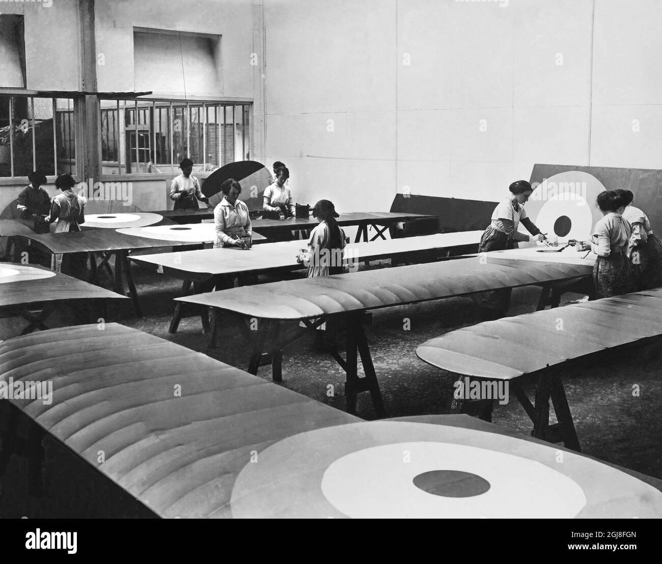 DATEI 1914-1918 Bild aus dem ersten Weltkrieg. Englische Frauen in einer Fabrik für Kampfflugzeuge. Bild fran forsta varldskreget. Engelska kvinnor malar Emblem pa britiska stridsflygplan. Foto:Scanpix Historical/ Kod:1900 Scanpix SCHWEDEN Stockfoto