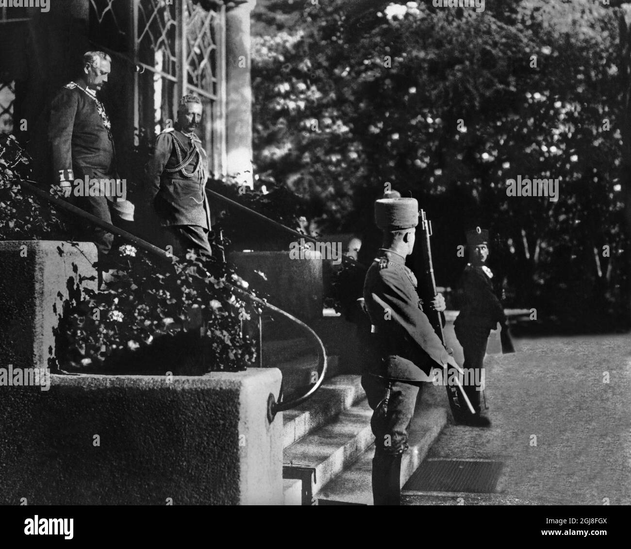 DATEI 1917. Kaiser Wilhelm II. Von Deutschland begleitete den Generalstabschef Paul von Hindenburg nach dem Abendessen in der Residenz anlässlich des 70. Geburtstages von Hindenburg in sein Auto. *** Kejsar Vilhelm II AV Tyskland ledsagar generalfaltmarsalk Paul von Hindenburg till dennes bil efter sdagen pa resivenset med anledning AV Hindenburgs 70-arsdag. Foto:Scanpix Historical/ Kod:1900 Scanpix SCHWEDEN Stockfoto DATEI 1917. Kaiser Wilhelm II. Von Deutschland begleitete den Generalstabschef Paul von Hindenburg nach dem Abendessen in der Residenz anlässlich des 70. Geburtstages von Hindenburg in sein Auto. *** Kejsar Vilhelm II AV Tyskland ledsagar generalfaltmarsalk Paul von Hindenburg till dennes bil efter sdagen pa resivenset med anledning AV Hindenburgs 70-arsdag. Foto:Scanpix Historical/ Kod:1900 Scanpix SCHWEDEN Stockfoto