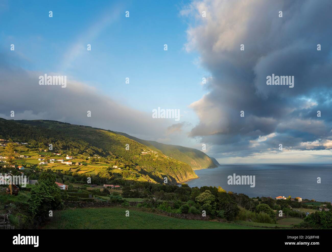 Landschaft an der Südküste bei Ribeira Seca. Sao Jorge Island auf den Azoren, einer autonomen Region Portugals. Stockfoto