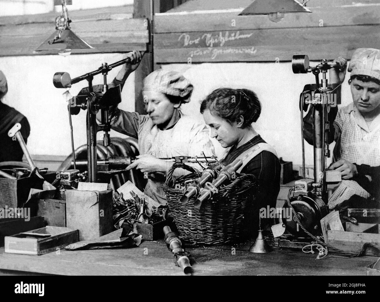 DATEI 1914-1918. Bild aus dem Ersten Weltkrieg. Frauen in einer deutschen Flugzeugfabrik. Bild fran forsta varldskreget. Kvinnor vid en tysk flygplansfabrik. Foto:Scanpix Historical/ Kod:1900 Scanpix SCHWEDEN Stockfoto DATEI 1914-1918. Bild aus dem Ersten Weltkrieg. Frauen in einer deutschen Flugzeugfabrik. Bild fran forsta varldskreget. Kvinnor vid en tysk flygplansfabrik. Foto:Scanpix Historical/ Kod:1900 Scanpix SCHWEDEN Stockfoto