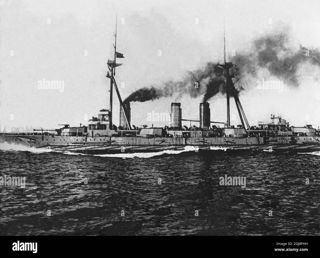 DATEI 1914-1918. Bild aus dem Ersten Weltkrieg. Das Kampfschiff Kawatschi aus Japan wurde durch eine Explosion zerstört. Bild fran forsta varldskreget. Det japanska slagskepet Kawatschi forolyckades vid en Explosion. Foto:Scanpix Historical/ Kod:1900 Scanpix SCHWEDEN Stockfoto DATEI 1914-1918. Bild aus dem Ersten Weltkrieg. Das Kampfschiff Kawatschi aus Japan wurde durch eine Explosion zerstört. Bild fran forsta varldskreget. Det japanska slagskepet Kawatschi forolyckades vid en Explosion. Foto:Scanpix Historical/ Kod:1900 Scanpix SCHWEDEN Stockfoto