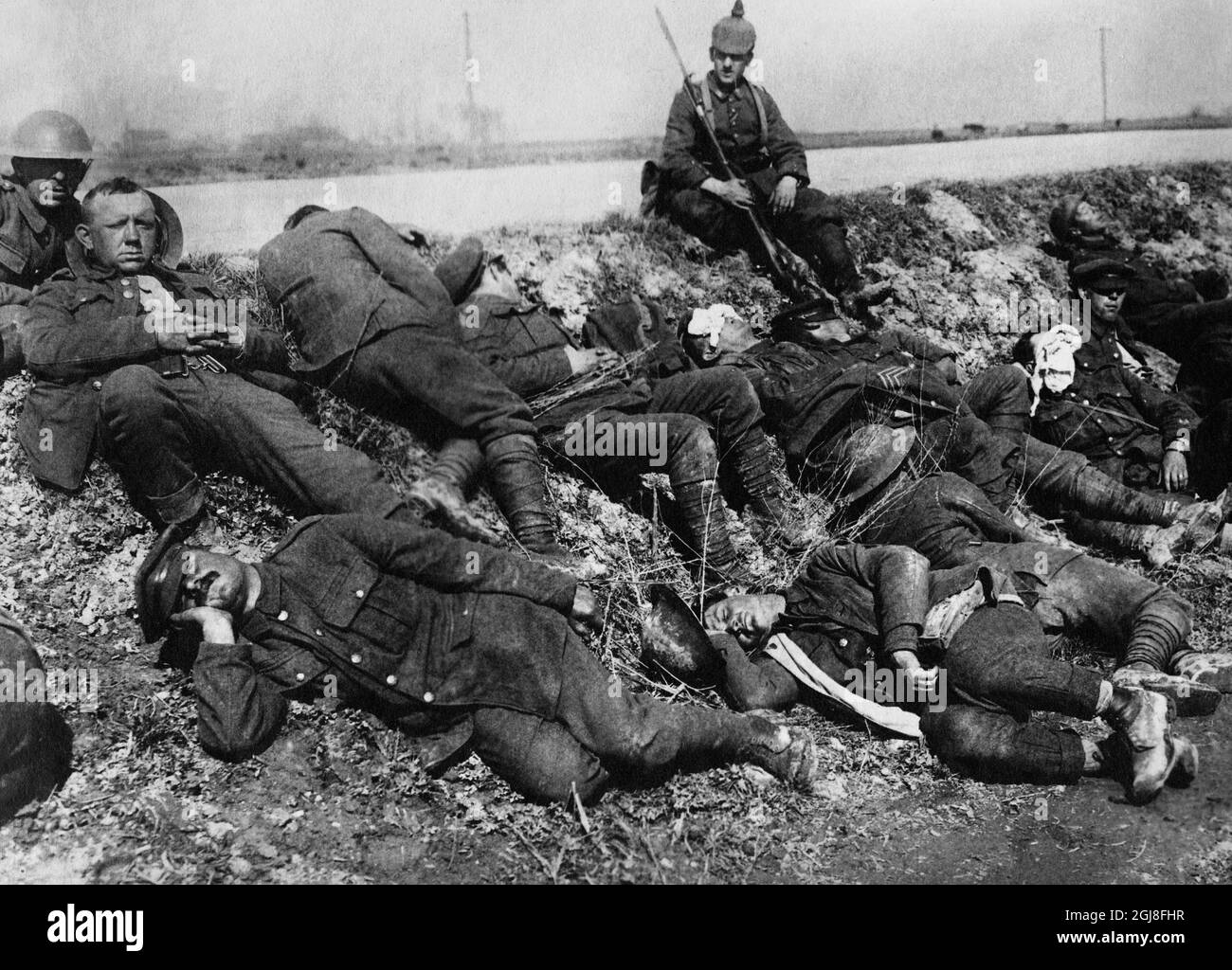 DATEI 1914-1918 Foto vom Ersten Weltkrieg. Gefangene englische Soldaten, die sich auf der Straße nach Peronne ausruhen. Bild fran forsta varldskreget. Engelska tillfangatagna soldater pa vastfronten under rastning pa landsvagen till Peronne. Foto:Scanpix Historical/ Kod:1900 Scanpix SCHWEDEN Stockfoto