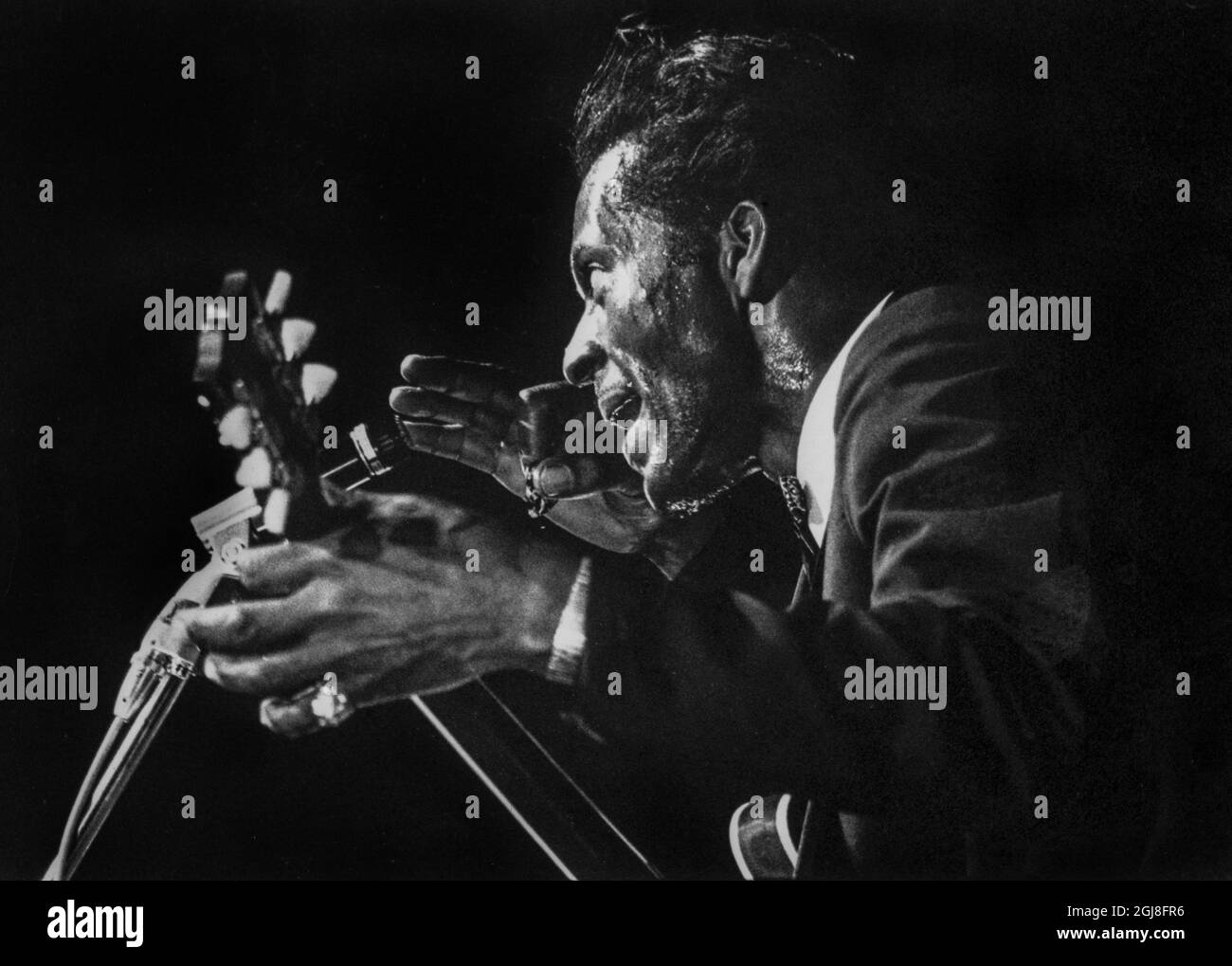 STOCKHOLM 2014-05-08 Datei 11965-10-27 der US-Musiker Chuck Berry erhält den Polar Prize 2014, der am 8. Mai 2014 in Stockholm, Schweden, bekannt gegeben wurde. Originalunterschrift; Chuck Berry spielt eine in Stockholm, Schweden 1965-10-27 Foto: Peter Nordahl / SVD / TT / Kod: 11014 Stockfoto