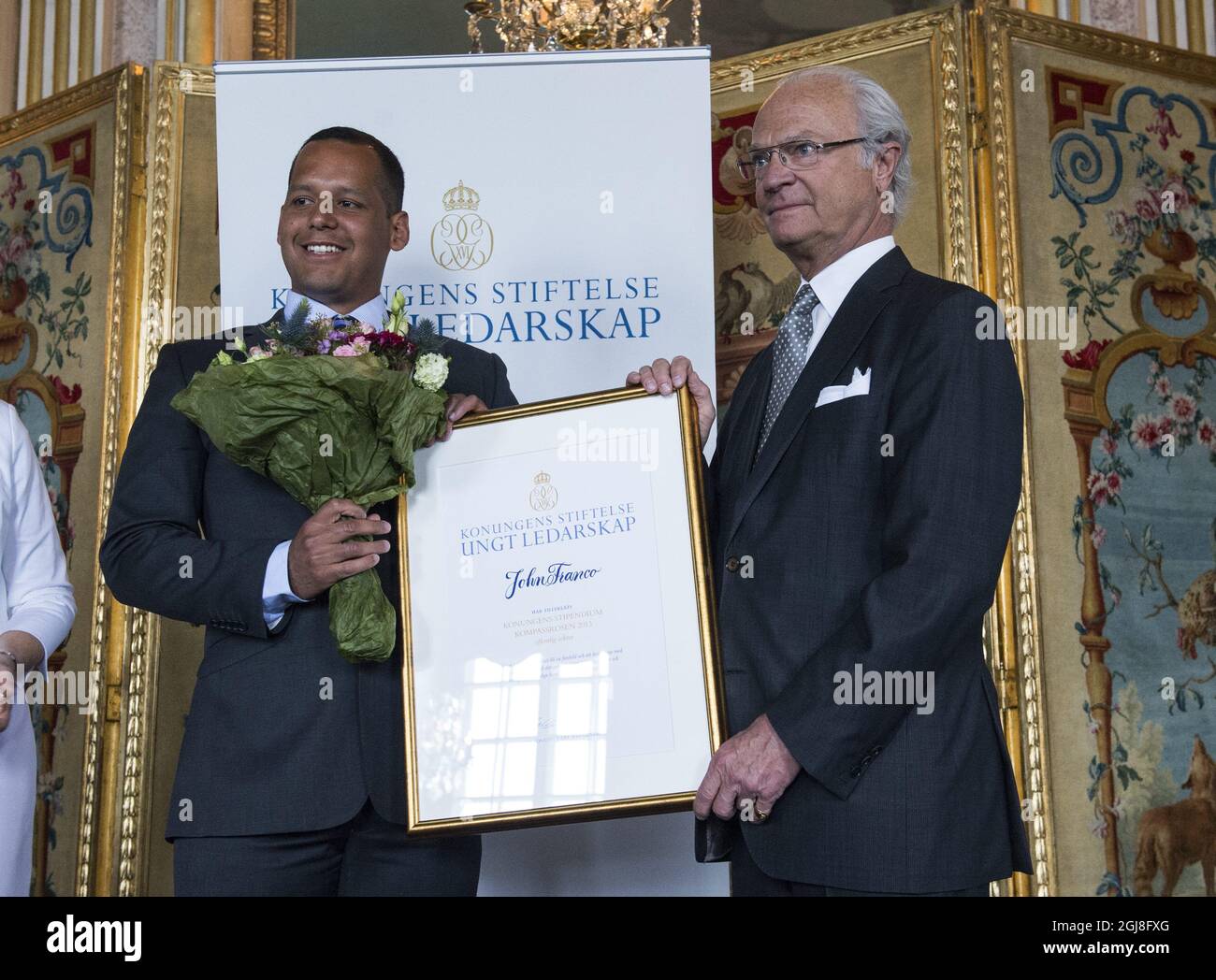 STOCKHOLM 2014-05-08 König Carl Gustaf wird zusammen mit dem Unternehmer John Franco bei einer Preisverleihung im Königlichen Palast in Stockholm, Schweden, am 8. Mai 2014 gesehen. John Franco erhielt ein Stipendium der King Carl GustafÂ´s Foundation for Outstanding Leadership.ip. Foto Bertil Ericson / TT / kod 10000 Stockfoto