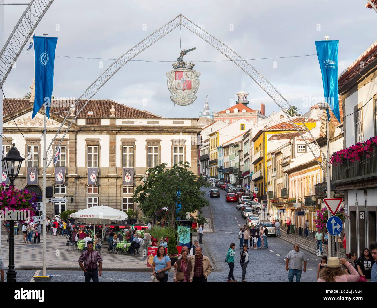 Straßendekoration des Festivals Sanjoaninas, dem größten Festival der Azoren. Hauptstadt Angra do Heroismo historisches Zentrum (UNESCO-Weltkulturerbe Si Stockfoto