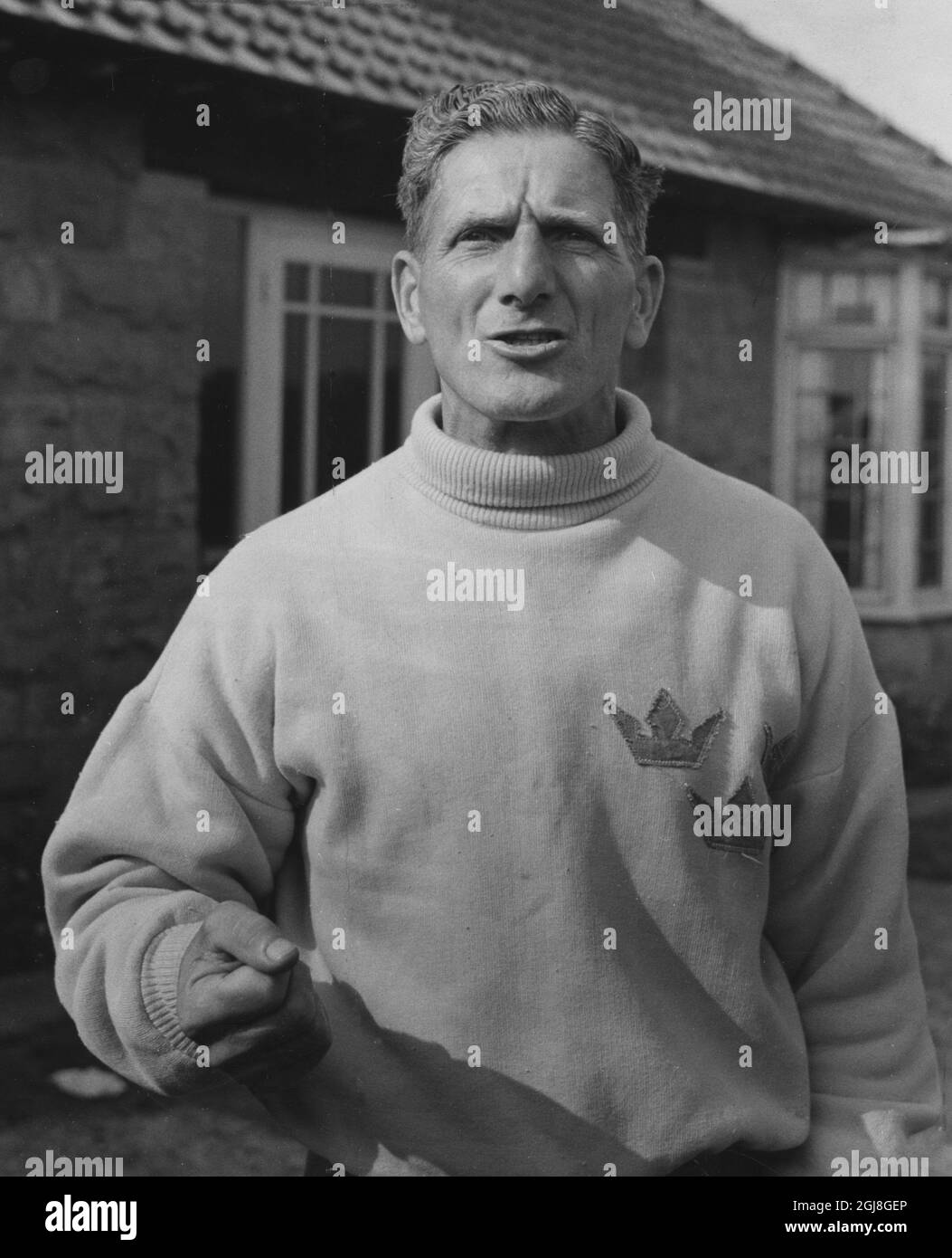 SKEGNESS 1948-06-30 George Raynor framfor villan i Skegness i favoritplagget- den svenska landslagstrojan. Far han anvanda den i fortsattningen? Originalunterschrift: Fußballtrainer George Raynor in Skegness vor seinem Haus in seinem Lieblingsgewand, dem schwedischen Nationalmannschaftstrikot. Wird er es in Zukunft nutzen? George Raynor (1907-1985), englischer Fußballspieler und Manager. In den Jahren 1940 und 1950 war er Trainer der schwedischen Fußballnationalmannschaft. Er führte sie 1948 zum olympischen Gold und 1952 zur olympischen Bronze. Bei der WM gelang es ihm, Schweden 1950 zu Bronze und 1958 Silber zu holen. Stockfoto