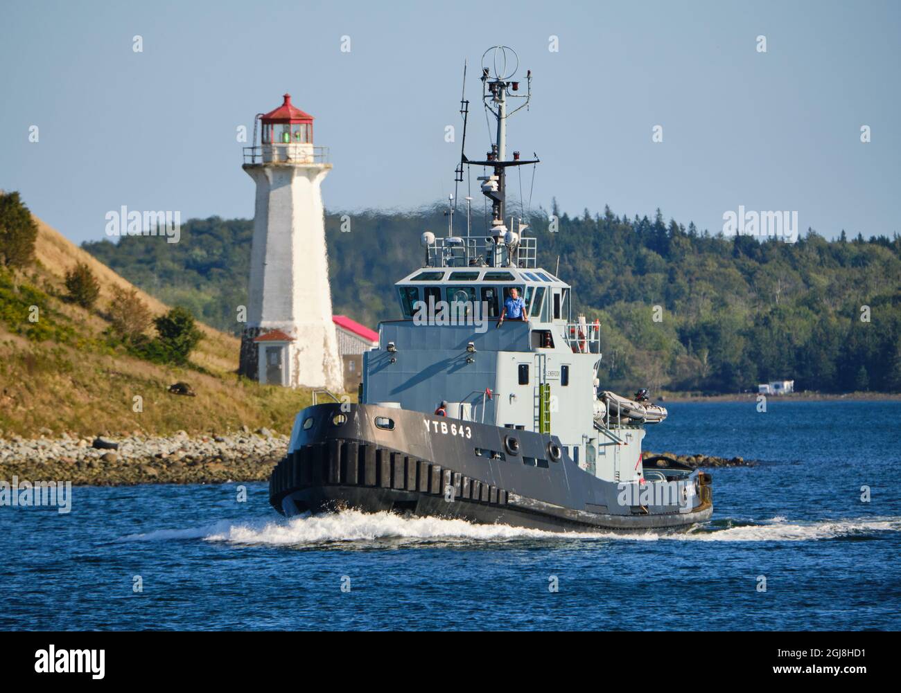 CFAV GLENBROOK YTB643 Schlepper segelt am George Island Leuchtturm im Halifax Hafen vorbei. Halifax, Kanada. September 2021. Stockfoto