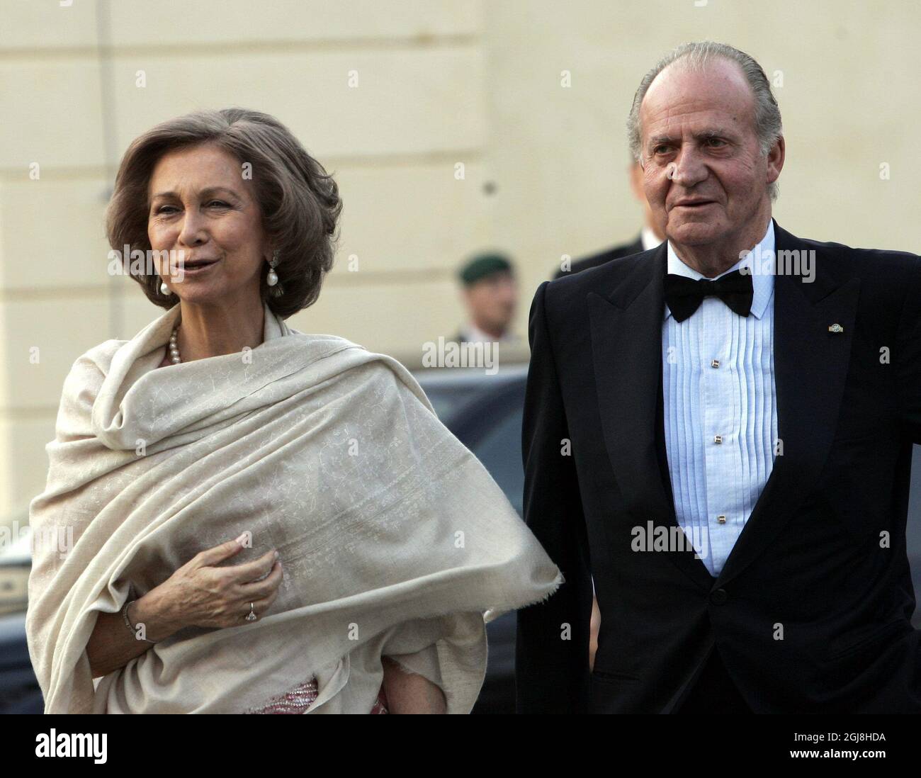 STOCKHOLM 20060429 Königin Sofia und König Juan Carlos von Spanien kommen am 29. April 2006 zur privaten Dinner-Feier von König Carl Gustaf im Drottningholm-Palast bei Stockholm, Schweden, an. Zum privaten Abendessen am Samstag wurden 300 Gäste eingeladen. König Carl Gustaf von Schweden feiert offiziell seinen 60. Geburtstag an seinem Geburtstag Sonntag, den 30. April. Foto Maja Suslin / SCANPIX Code 60800 Stockfoto