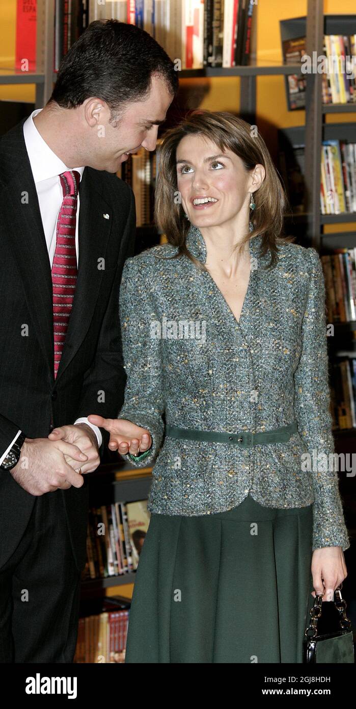 STOCKHOLM 20050419 Kronprinz, Prinz und Kronprinzessin Letizia von Spanien, während einer Zeremonie am Spanischen Kulturinstitut in Stockholm, Schweden, am 19. April 2005. Das Königspaar ist zu einem eintägigen Besuch in Schweden, um das Spanische Kulturinstitut, das Cervantes-Institut in Stockholm, Photo anders Wiklund / SCANPIX Code 50030, einzuweihen Stockfoto