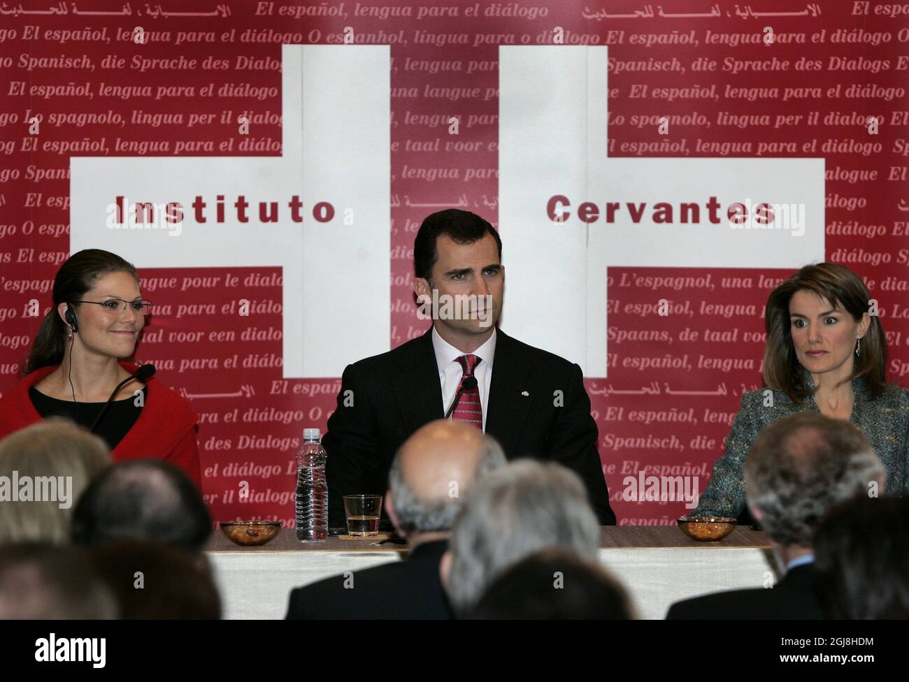 STOCKHOLM 20050419 die Kronprinzessin Victoria, Kronprinz und Kronprinzessin Letizia von Spanien während einer Zeremonie am Spanischen Kulturinstitut in Stockholm, Schweden, am 19. April 2005. Das königliche Paar ist zu einem eintägigen Besuch in Schweden, um das spanische Kulturinstitut - das Cervantes-Institut in Stockholm - zu eröffnen. Foto anders Wiklund / SCANPIX Code 50030 Stockfoto