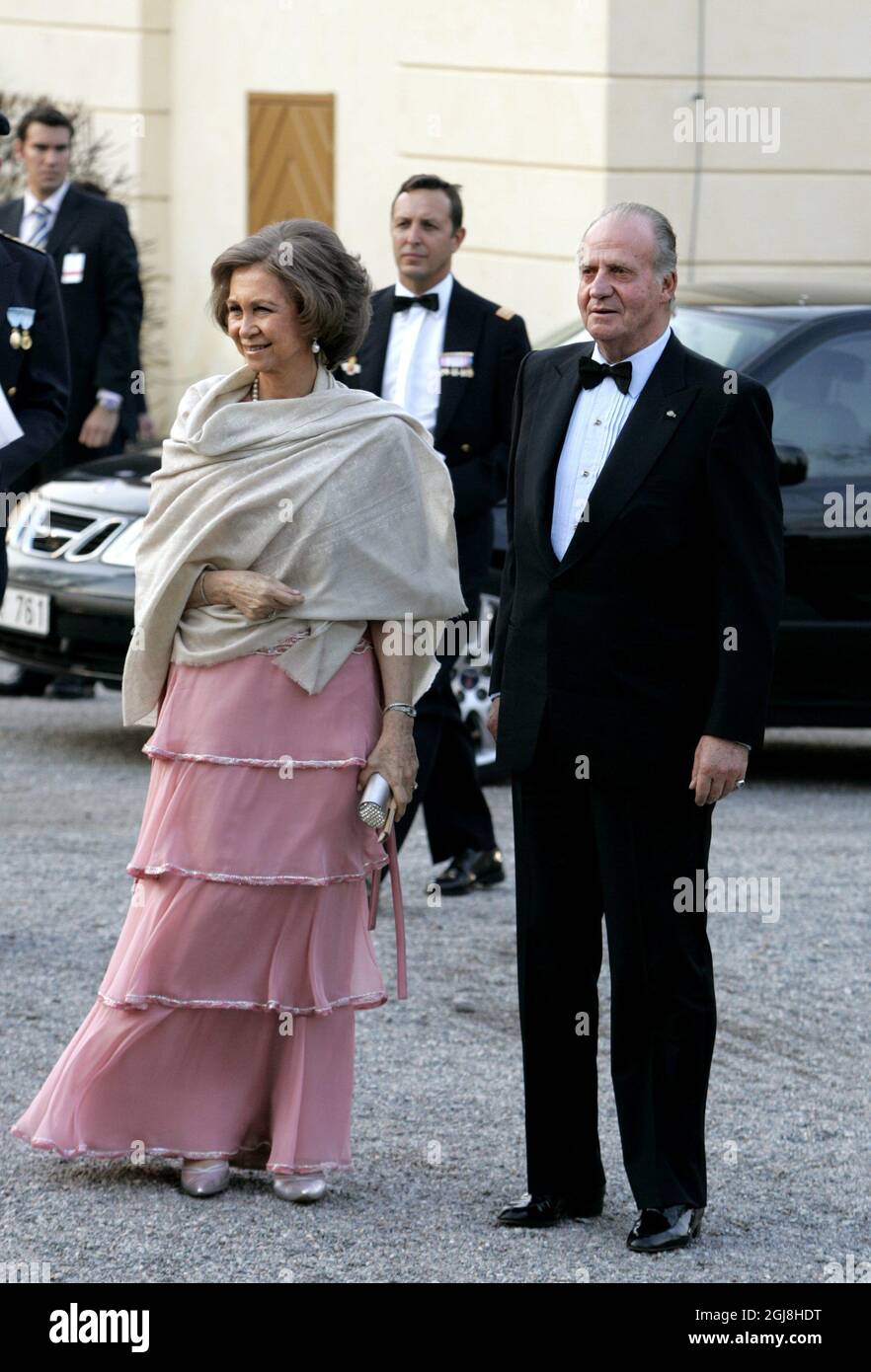 STOCKHOLM 20060429 Königin Sofia und König Juan Carlos von Spanien treffen am 29. April 2006 zur privaten Dinner-Feier von König Carl Gustaf im Drottningholm-Palast bei Stockholm, Schweden, ein. Zum privaten Abendessen am Samstag wurden 300 Gäste eingeladen. König Carl Gustaf von Schweden feiert offiziell seinen 60. Geburtstag an seinem Geburtstag Sonntag, den 30. April. Foto Pontus Lundahl / SCANPIX Code 10500 Stockfoto