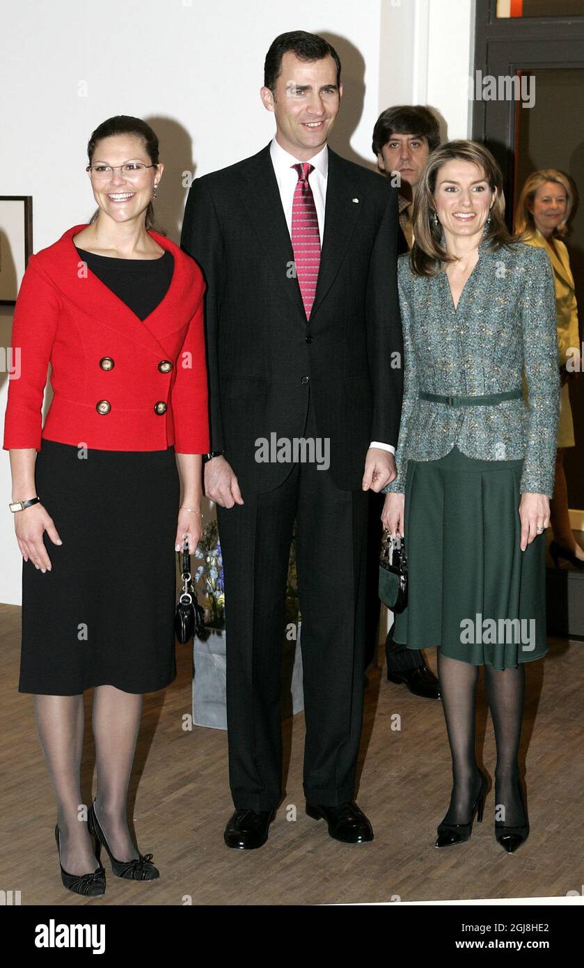 STOCKHOLM 20050419 Kronprinzessin Victoria von Schweden, Kronprinz Dr., Prinz und Kronprinzessin Letizia von Spanien am Spanischen Kulturinstitut in Stockholm, Schweden, 19. April 2005. Das Königspaar ist zu einem eintägigen Besuch in Schweden, um das Spanische Kulturinstitut, das Cervantes-Institut in Stockholm, Photo anders Wiklund / SCANPIX Code 50030, einzuweihen Stockfoto