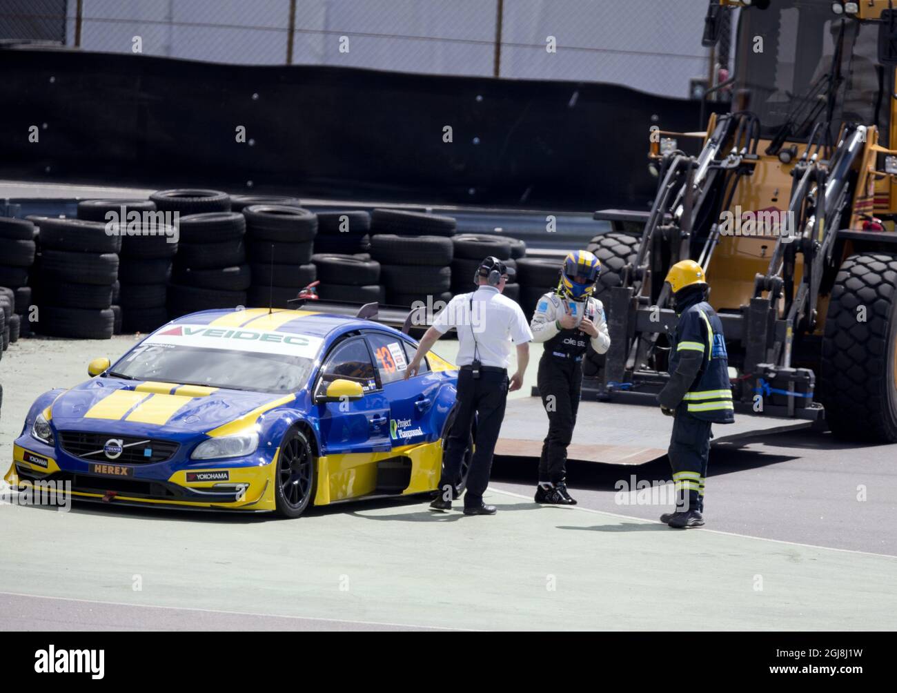 GÖTEBORG 2014-06-07 der Prinz neben seinem Auto, nachdem es zusammengebrochen war. Prinz Carl Philip scheiterte am 7. Juni 2014 beim STCC (Swedish Touring Car Championship) City Race in Göteborg, Schweden. Der Prince-Wagen brach nach einer Runde aus. Foto Adam Ihse / TT / Kod 9200 Stockfoto