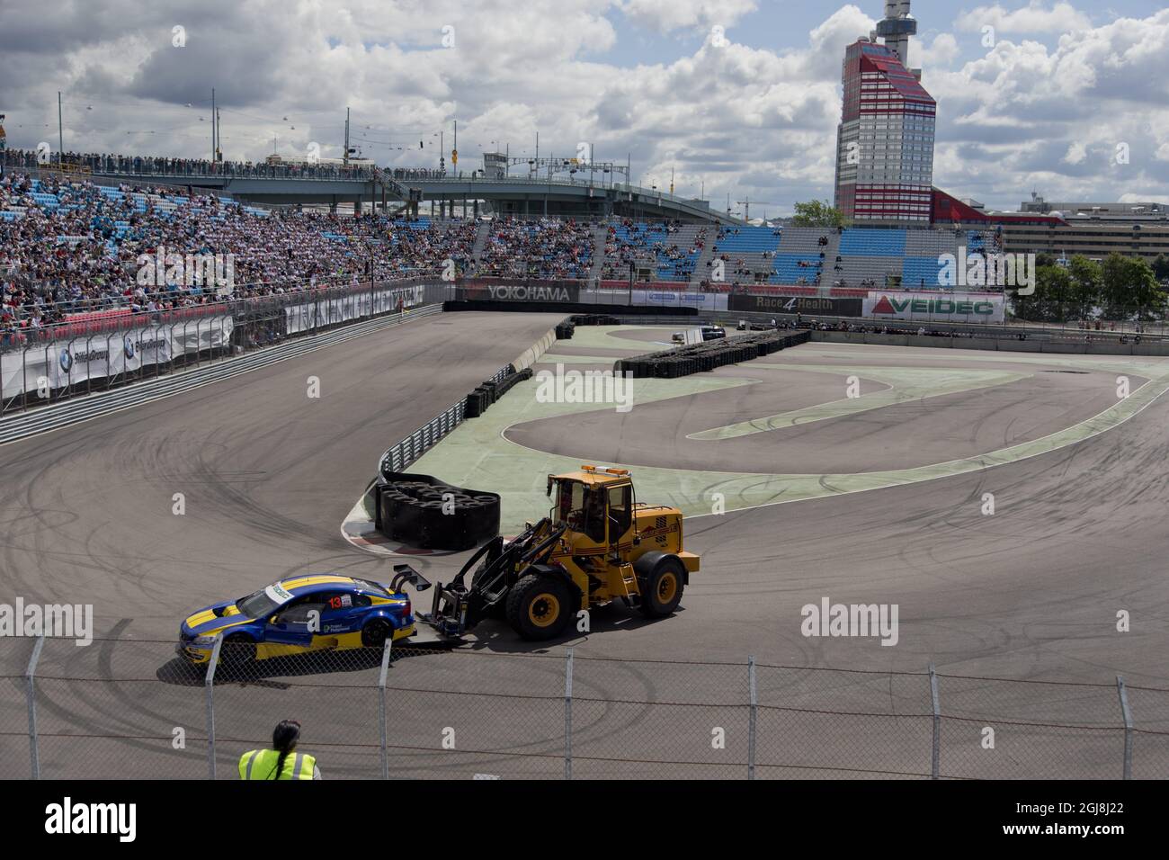 GÖTEBORG 2014-06-07 der Prinz wird abgeschleppt. Prinz Carl Philip scheiterte am 7. Juni 2014 beim STCC (Swedish Touring Car Championship) City Race in Göteborg, Schweden. Der Prince-Wagen brach nach einer Runde aus. Foto Adam Ihse / TT / Kod 9200 Stockfoto