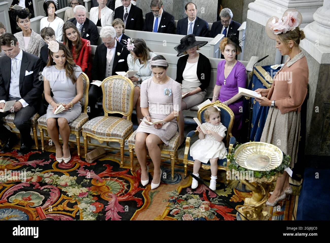 STOCKHOLM 20140608 L-R: Patrick Sommerlath, Louise Gottlieb, Tatjana D'Abo und Kronprinzessin Victoria mit Prinzessin Estelle während der Taufe für Prinzessin Leonore in der Königlichen Schlosskapelle Drottningholm bei Stockholm, Schweden 8. Juni 2014. Foto Bertil Ericson / TT / kod 10000 Stockfoto