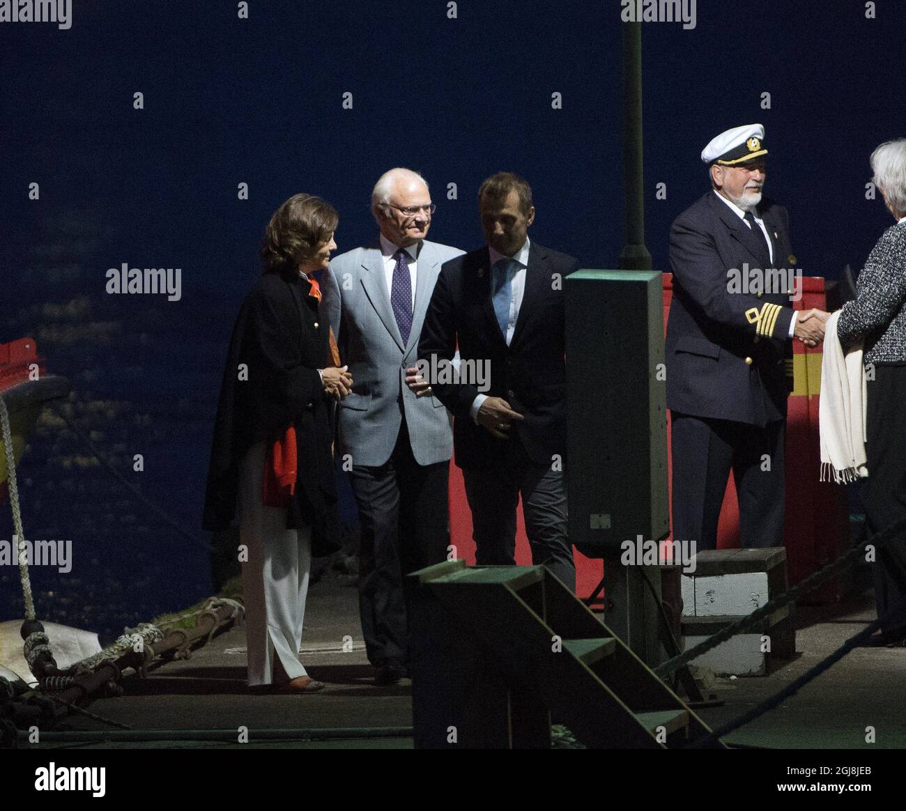 STOCKHOLM 20140608 König Carl Gustaf und Königin Silvia wird nach einer Bootsfahrt in Stockholm, Schweden, am 7. Juni 2014 gesehen. Die königliche Familie war in der Nacht vor der Taufe von Prinzessin Louise auf einer Bootsfahrt in Stockholm. Foto: Sven Lindwall / EXP / TT / kod 7117 ** AUS SCHWEDEN HERAUS** Stockfoto