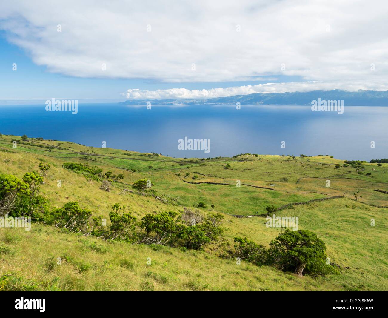 Östliches Hochland mit Blick auf die Insel Sao Jorge. Pico Island, eine Insel auf den Azoren im Atlantischen Ozean. Die Azoren sind eine autonome Region von Po Stockfoto