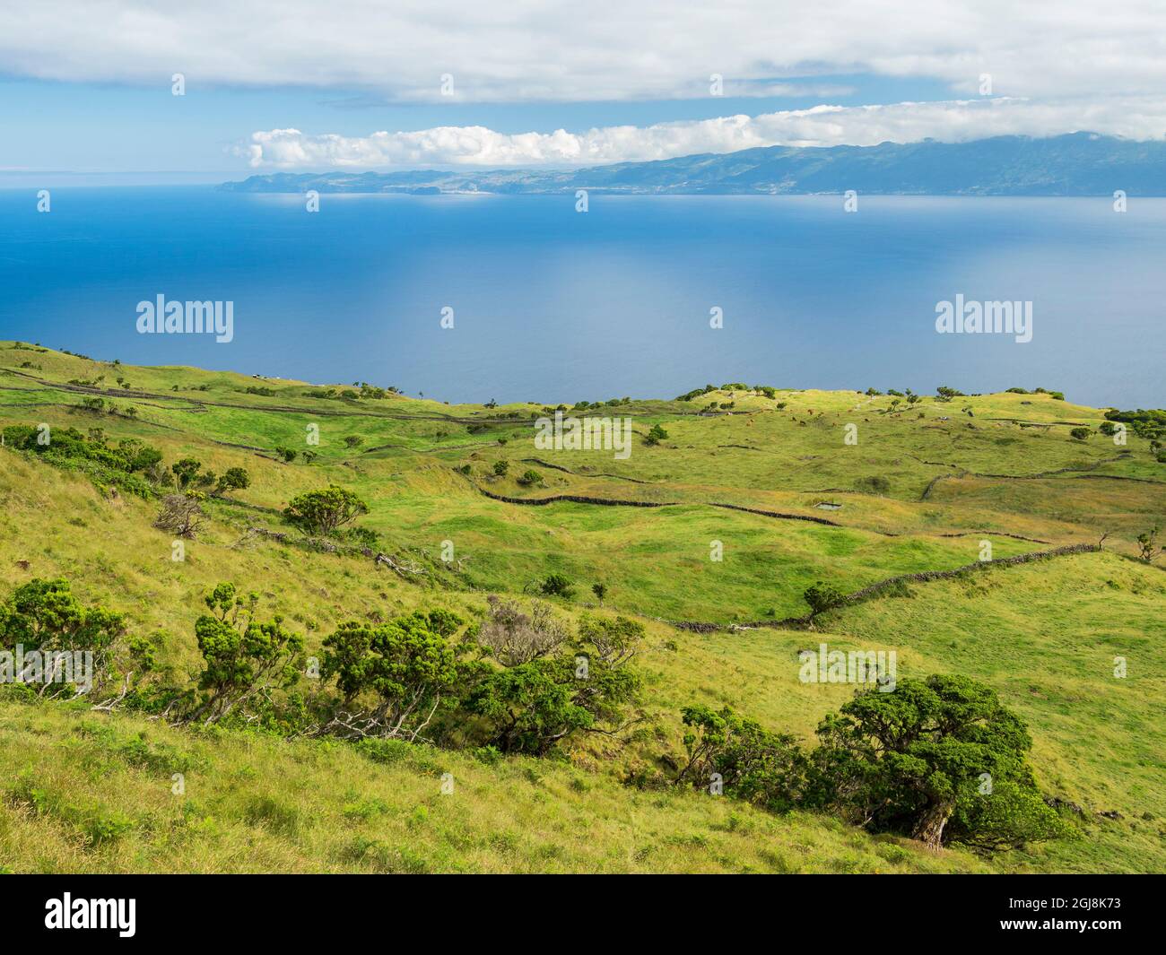 Östliches Hochland mit Blick auf die Insel Sao Jorge. Pico Island, eine Insel auf den Azoren im Atlantischen Ozean. Die Azoren sind eine autonome Region von Po Stockfoto