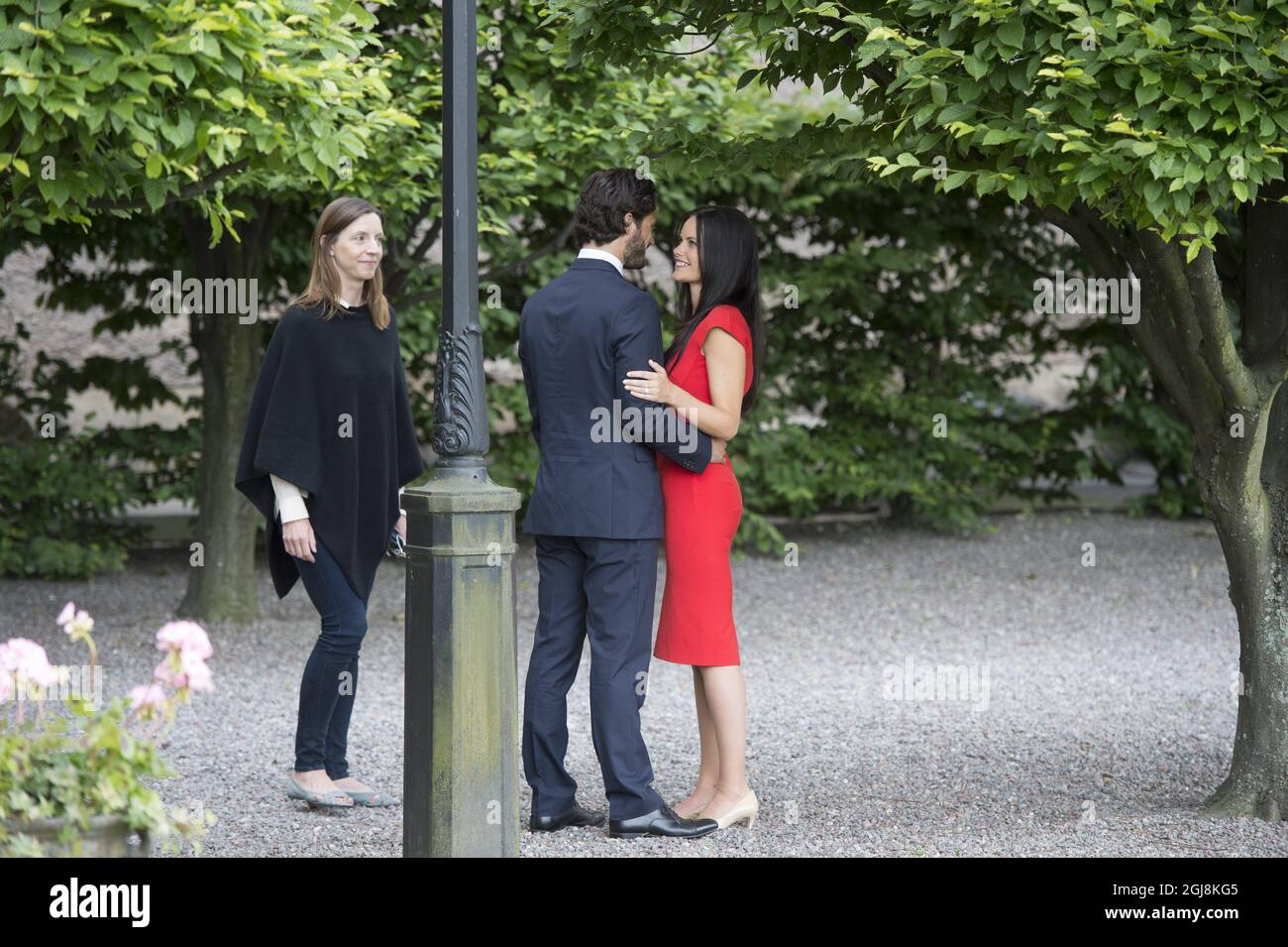 STOCKHOLM 20140627 der schwedische Prinz Carl Philip und Sofia Hellqvist haben einen privaten Moment, bevor sie ihr Engagement auf einer Pressekonferenz im Stockholmer Schloss am Freitag, dem 27. Juni 2014, bekanntgeben. Foto: Sven Lindwall / EXP / TT / kod 7117 ** AUS AFTONBLADET ** Stockfoto