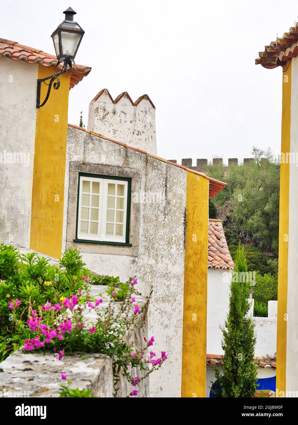 Portugal, Obidos. Grafische Gebäude innerhalb der ummauerten Stadt Stockfoto