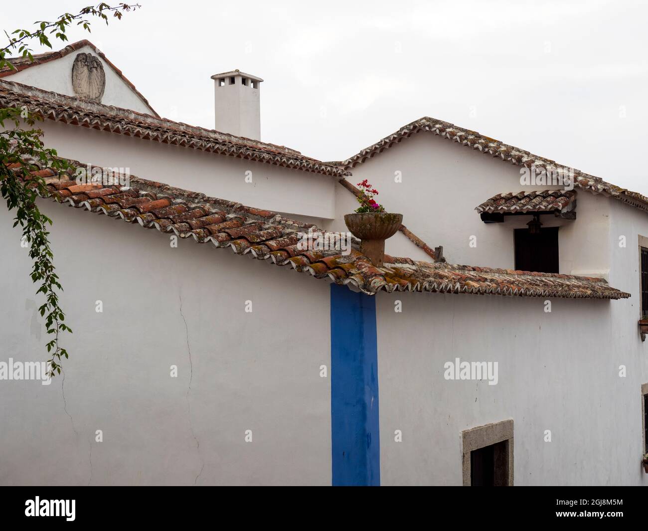 Portugal, Obidos. Grafische Gebäude innerhalb der ummauerten Stadt Stockfoto
