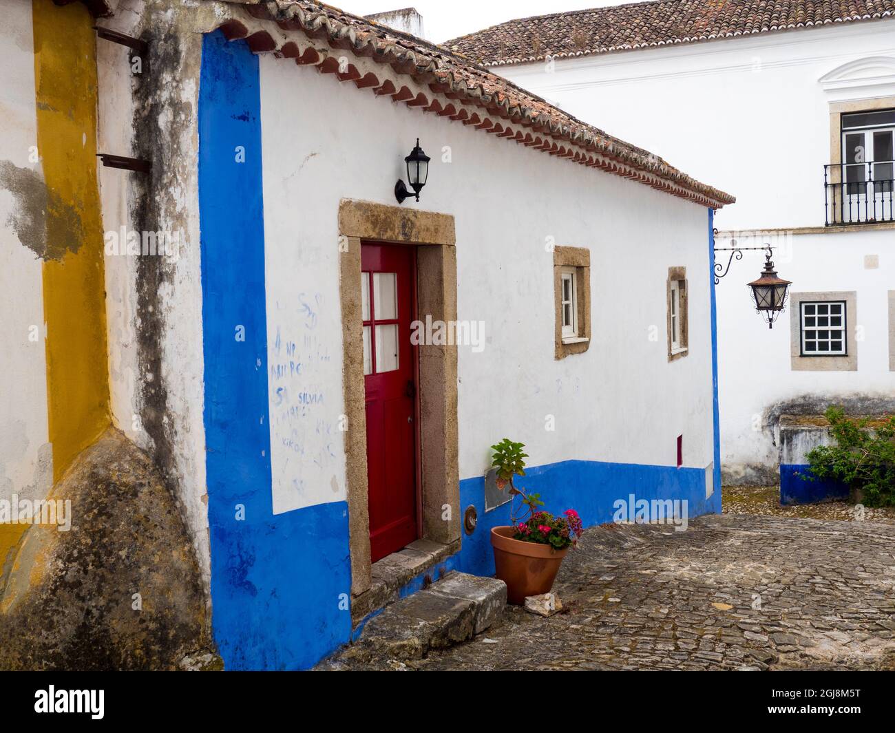 Portugal, Obidos. Grafische Gebäude innerhalb der ummauerten Stadt Stockfoto