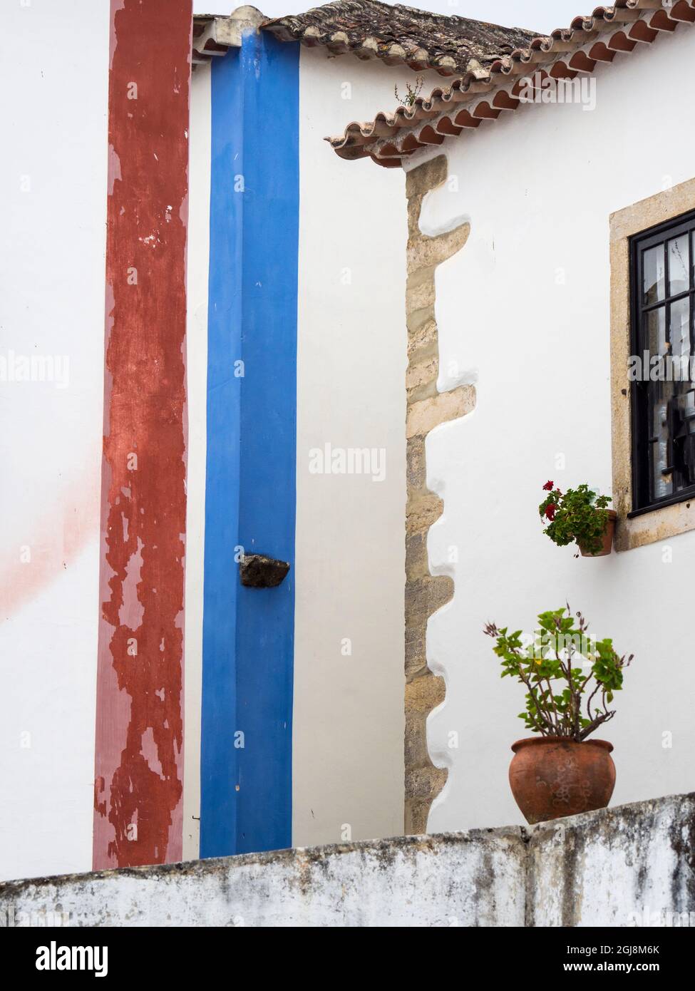 Portugal, Obidos. Grafische Gebäude innerhalb der ummauerten Stadt Stockfoto