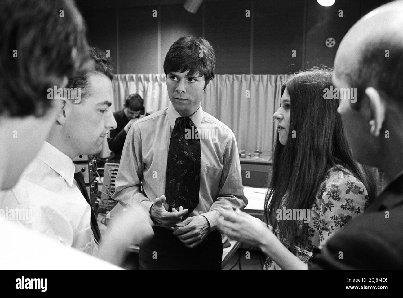 STOCKHOLM 2014-07-24 Datei 1968 Cliff Richard und die Sängerin Cindy Kent und die Folksong-Gruppe 'The Settlers' sind in einem schwedischen Studio 3 1968 Stockholm, Schweden RadioÃ‚Â´s, zu sehen. Cliff Richard war in Schweden für eine Wohltätigkeitsreise und um einige seiner Lieder für das Radio showÃ¢Â€ÂTonarskvall' (eng; Teenage NightÃ¢Â€Â) aufzunehmen. Foto Bo-Aje Mellin/SVT/TT Code 5600 Stockfoto