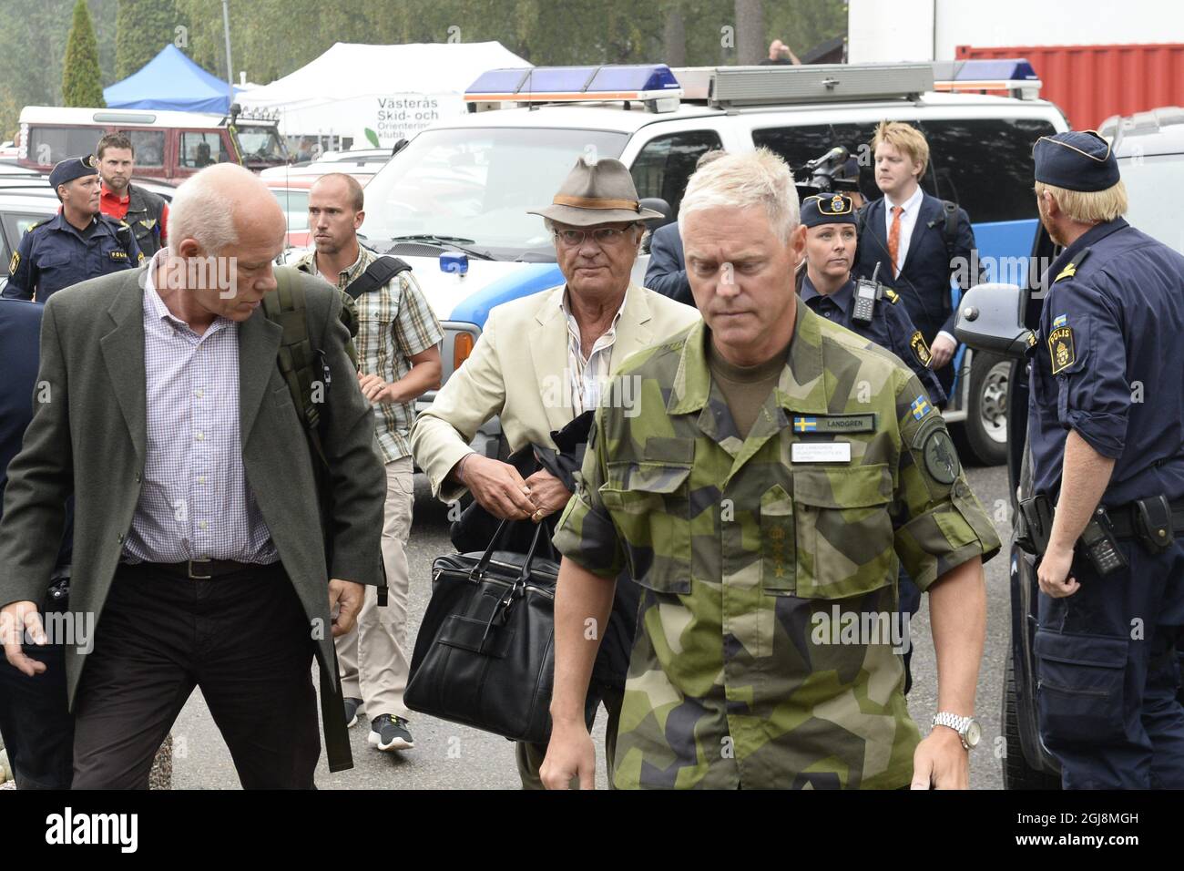 Virsbo 20140806 König Carl XVI Gustaf von Schweden kommt am Mittwoch in Ramnas an, um die Gegend in der Provinz Vestmanland in Schweden zu besuchen, wo in den letzten sieben Tagen ein Waldbrand wütete. Foto: Maja Suslin / TT / kod 10300 Stockfoto