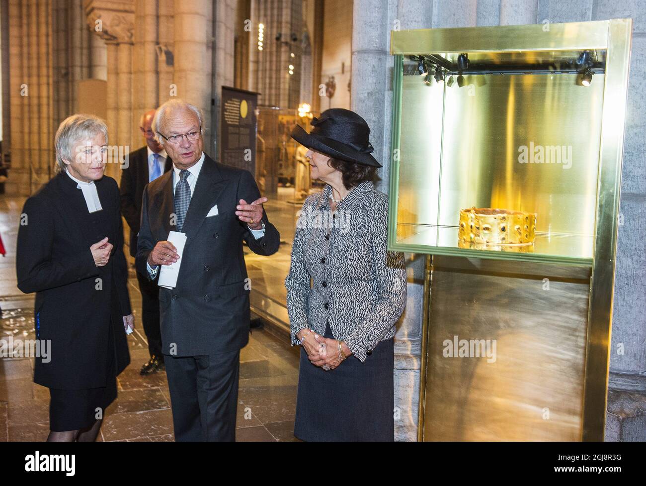 STOCKHOLM 20140923 König Carl Gustaf und Königin Silvia werden durch eine Ausstellung der SwedenÃ‚Â´s ältesten KingÃ‚Â´s Krone, die des 1160 verstorbenen Heiligen Eric IX, im Dom von Uppssa, Schweden, am 24. September 2014, gesehen. Die RoyalsÃ¢Â € Â™ besucht Uppsalen für die jährliche Generalsynode der schwedischen Kirche. Foto: Suvad Mrkonjic / EXP / TT / kod 7116 ** AUS SCHWEDEN HERAUS ** Stockfoto