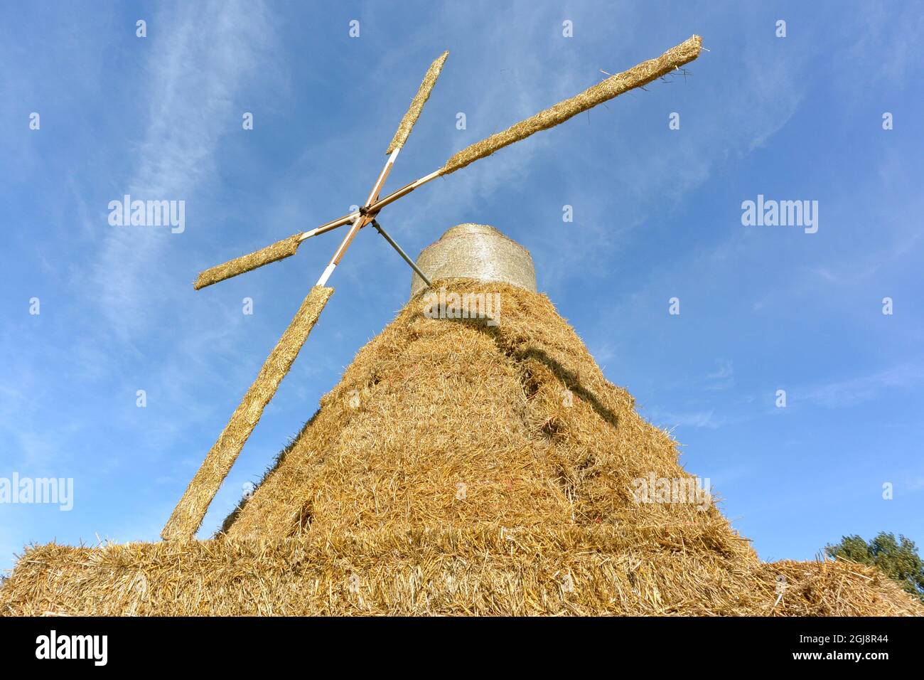 TOMELILLA 2014-09-23 Ein Strohballen in Form einer Windmühle ist in der Stadt Tomelilla, Südschweden, am 23. September 2014 zu sehen. Zum fünften Mal in Folge wurde in Tomelilla ein Stück Stroh an einer Kreuzung platziert, zum ersten Mal haben die Kunstwerke bewegliche Teile in Form von voll funktionsfähigen Flügeln Foto: Johan Nilsson / TT / Kod 50090 Stockfoto