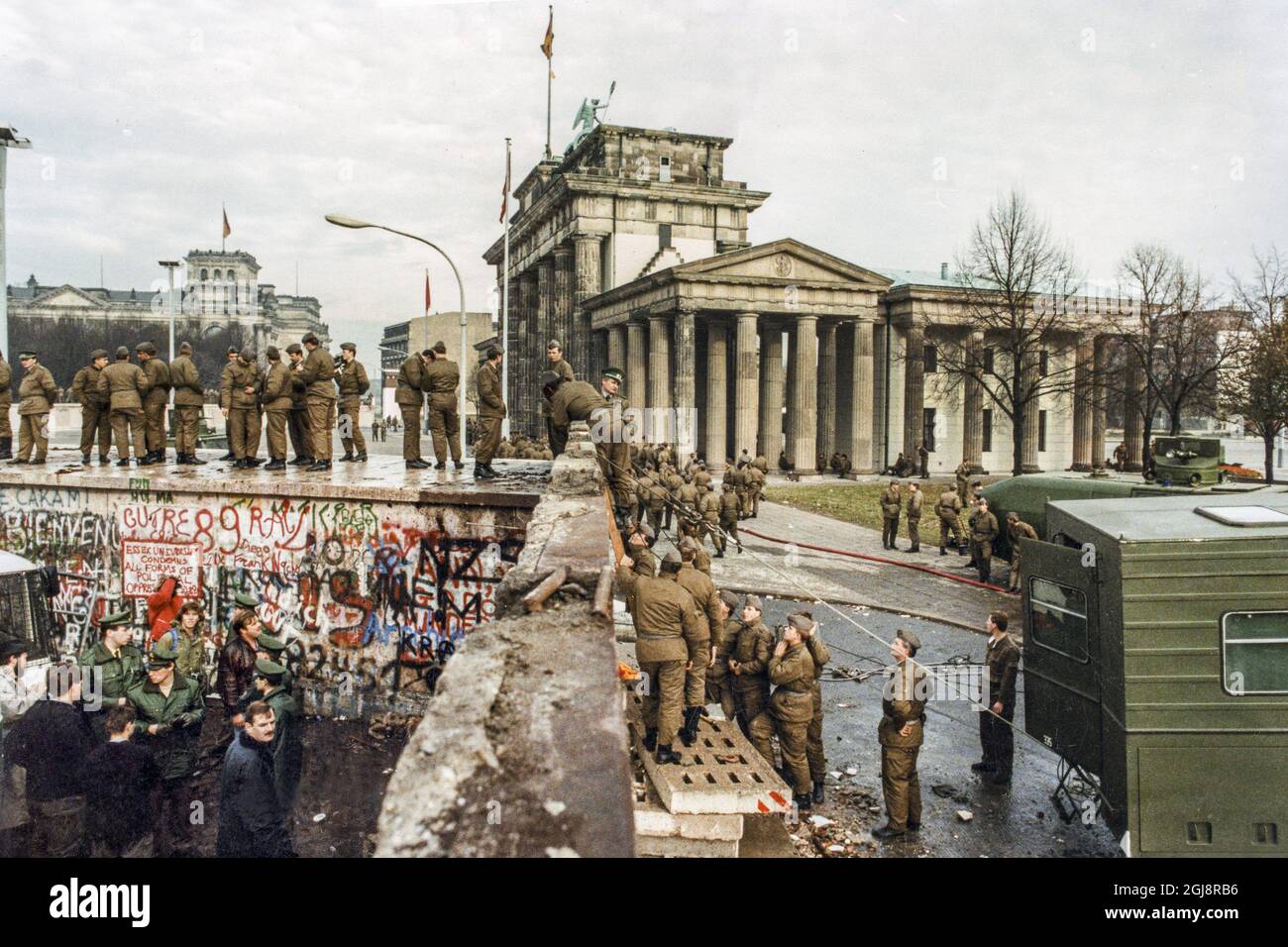 BERLIN-AKTE 1989-11-14 Eine Menschenmenge vor der Berliner Mauer nach West-Berlin, Westdeutschland, 14. November 1989, die DDR-Grenzsoldaten stehen an der Mauer vor dem Brandenburger Tor in Verbindung mit dem Mauerfall. Foto: Peter Diedrich / SVD / TT / Code: 11014 Stockfoto