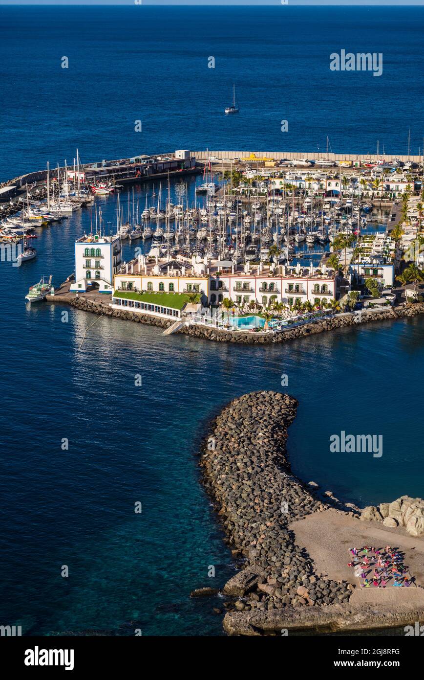Spanien, Kanarische Inseln, Gran Canaria, Puerto de Mogan, Marina mit Hotel Puerto de Mogan Stockfoto