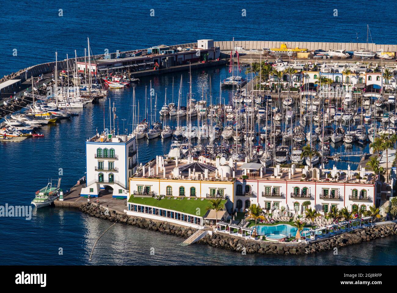Spanien, Kanarische Inseln, Gran Canaria, Puerto de Mogan, Marina mit Hotel Puerto de Mogan Stockfoto